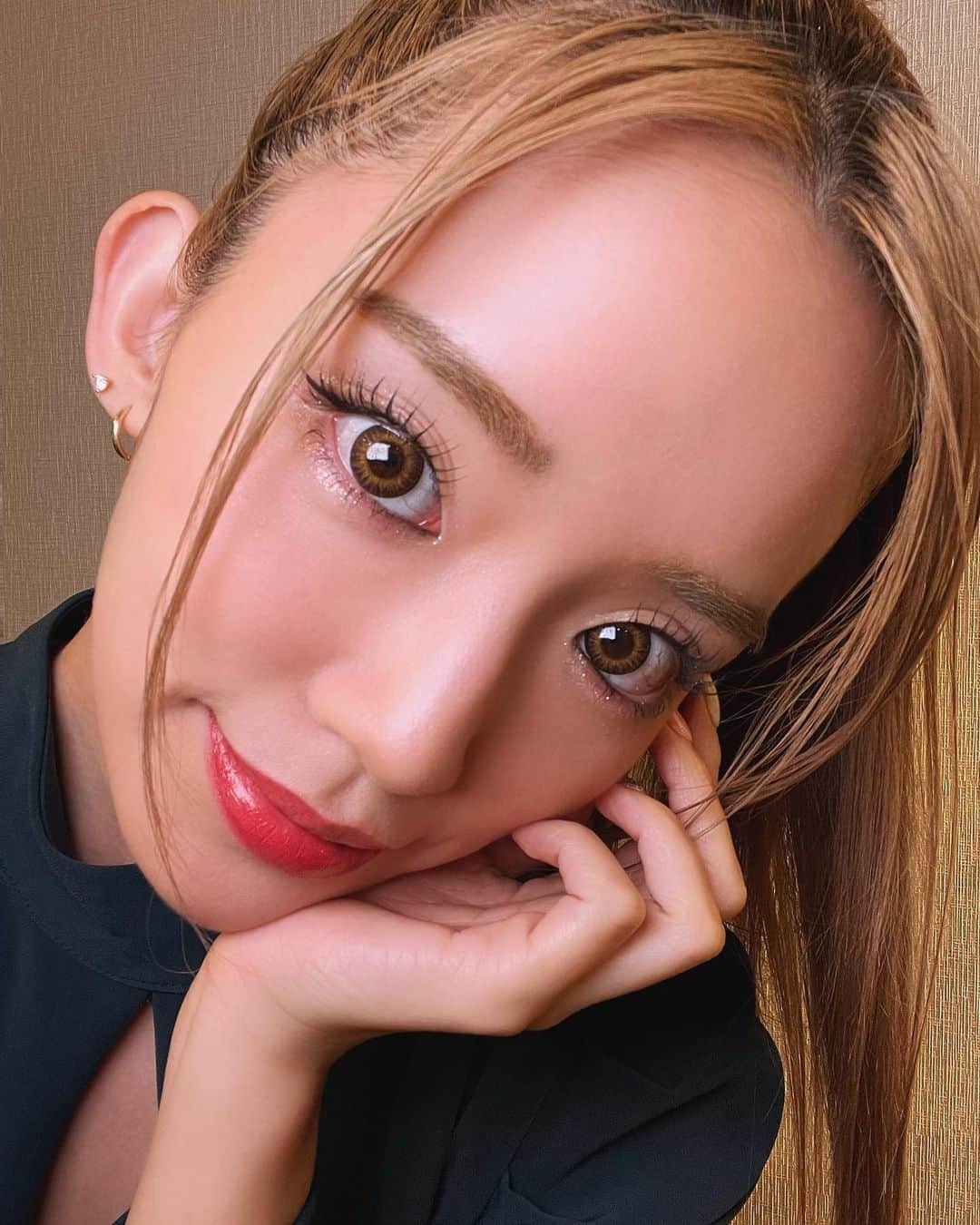 のインスタグラム：「40分サイクリングした日。  そして @romand_jp のラメパレットでメイクして テンションがとっても上がった🤍 全部ラメのやつ！すごくいいから使ってみて🙋‍♀️ 3枚目に載せてあるよ〜💫」