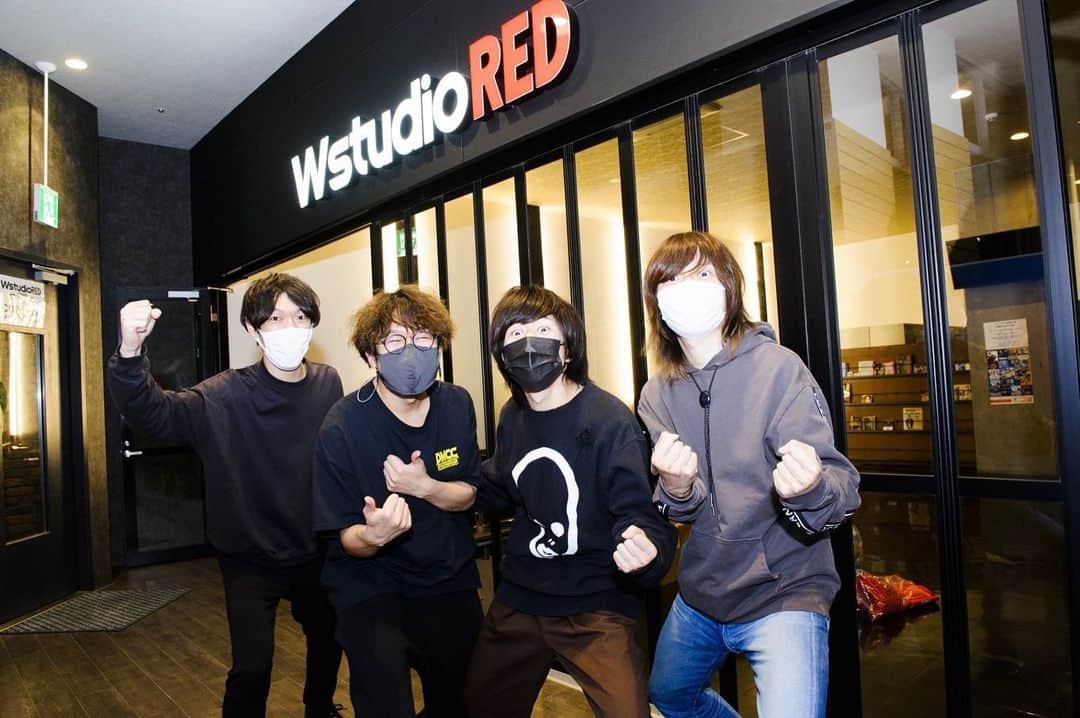 ヤマサキセイヤのインスタグラム：「ツアーファイナル  松山 Wstudio RED ありがとうございましたー！！！ やべぇワードと凄みでビビらせてきますが、アニキとの絡みは元気が出ます💥💥ベースは弾かんでええので、また必ず筋斗雲乗ってください！！笑 8月からツアースタートして、いろいろありまくりましたが、どうにか回り切れました！！！助けられまくったし、頑張りまくりました、来年からの話も始めています、止まらずいくぜ！！！ たくろう待ちながらキュウソネコカミをやる！！！💥  写真 @ninjajon  #キュウソネコカミ」