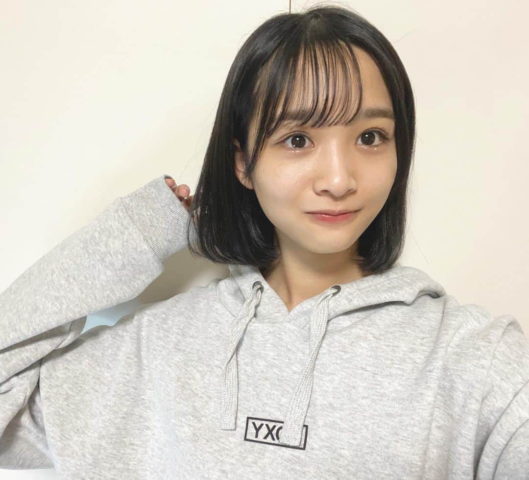 のインスタグラム：「＊ ボブにしました！ ミディアムより短くした事が無いので初です☺︎ 前回の投稿もボブだけど、あんまり分からないようにしたんですー！  ボブになってからヘアアレンジも服も変わって楽しいです~！ お手入れもラクになりました😉  #ニコラ#nicoIa#ニコラ1月号発売中 #ニコモ#中山あやか #ボブ」
