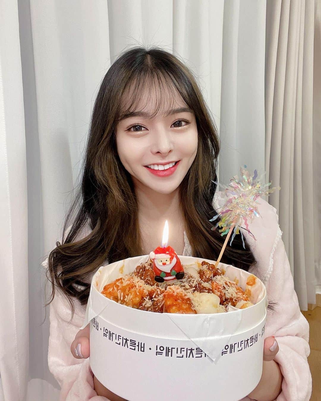 ダユンのインスタグラム：「유투브 구독자 10만 기념  자축 파티로 치킨계잌 🍗🎂 세상에 마상에  요즘에는 이렇게 귀엽고 신박한 것도 나오네요 힣  치킨 러버 친구 생일파티나  크리스마스 파티에 일반 케익대신 치킨계잌 있어도 완전 귀여울 것 같아요 (˃̵͈᷄⌓˂̵͈᷅)  귀여운 산타모양 초가 녹아내려서  살짝 맴찢이었지만…  랍스터 새우 완전 통통하고  적당히 맵고 달달해서 치밥으로 맛있게 먹었어요 !   +12월 한달동안 치킨계잌 주문하면 클쓰마스 초+토퍼 세트 증정 중!   #광고 #바른치킨 #치킨계잌 #치킨케잌 #치킨케익 #치킨케이크 #치킨추천 #생일케이크 #기념일케이크 #생일선물 #야식 #치맥 #홈파티음식」