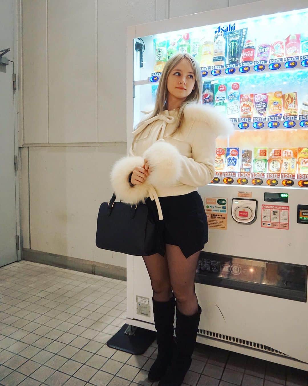 ジェマ・ルイーズのインスタグラム：「寒いね❄️ #メリクリ #冬コーデ #コーデ #イルミネーション #モデル #タイツ #東京 #tokyo #japan #winter」