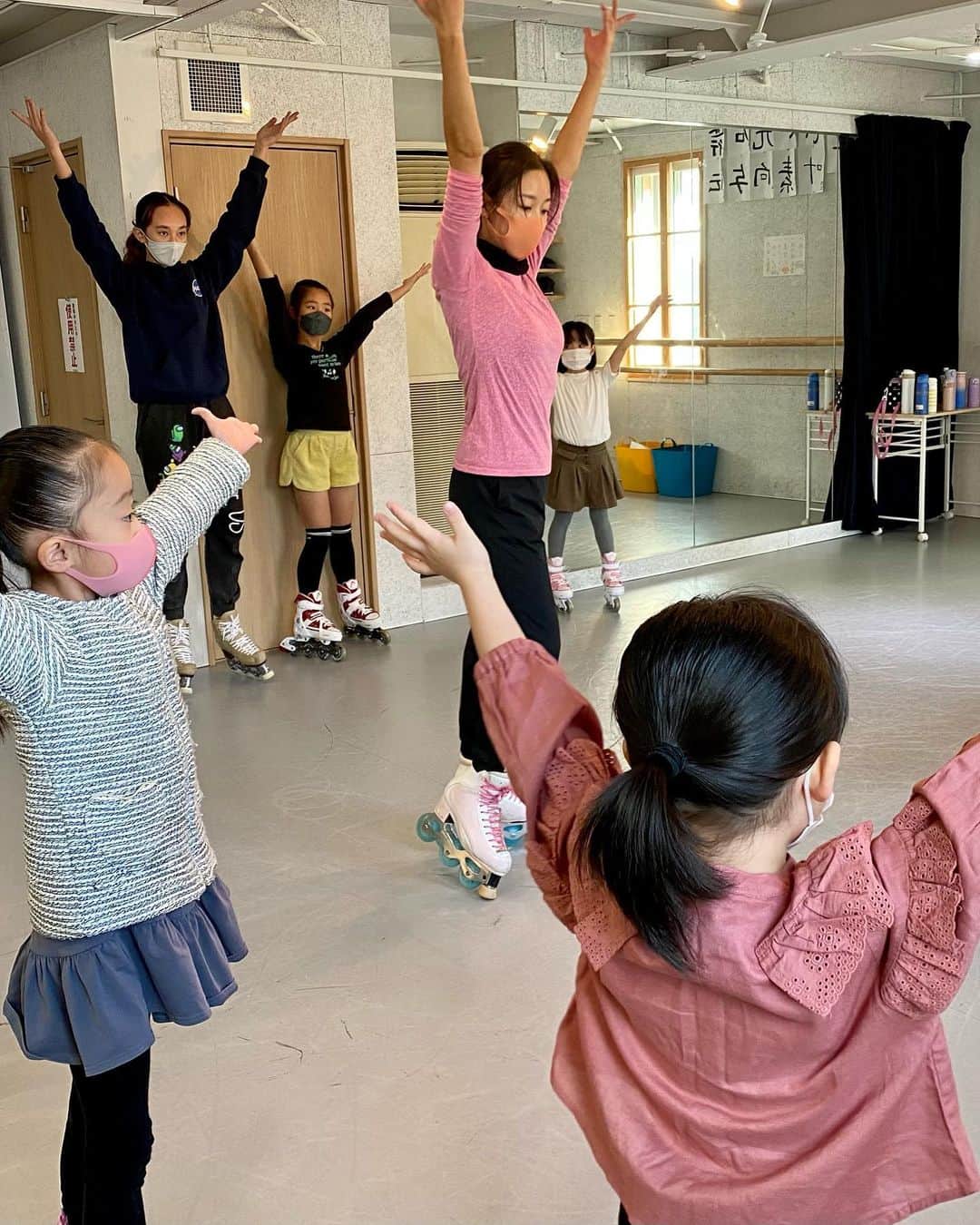 澤山璃奈さんのインスタグラム写真 - (澤山璃奈Instagram)「ミュージカル教育スクール　@joyhome.musical とのコラボステージ❣️  ミュージカル🎶×インラインフィギュアスケート🛼  本番まであと少し❣️❣️  今週末から通し稽古やバンドさんやゲストの方々との練習などが始まります✨💪🏽  インラインフィギュアスケートでのミュージカルは日本で初めて！！✨  もしかしたら世界初かもしれません👏🏽🌍  そんな貴重なチャレンジを、素晴らしい　@joyhome.musical のスタッフの皆様と子供達と出来る事が本当に嬉しくて光栄です🥺😢🙏🏽💓  スケート、歌、演技、ダンス、、、 私が今まで自分で経験して来た事を全て活かせるステージ💫  夢だったステージを作り手として関われる事、 キャストとしても出演させていただける事、 全てがありがたくて、私にとって宝物のような素晴らしい経験になると思います🙏🏽💫  ラストスパート、気合い入れて頑張ります❣️💪🏽😆✨  チケットのご購入は　@joyhome.musical まで🎟💓  #ミュージカル教育 #joykidstheater #イリゼスケーティングクラブ #iriserskatingclub  #ISC #インラインスケート  #インラインフィギュア #inlineskating #inlinefigureskating #inlinefigure  #ミュージカルスクール #フィギュアスケート　#figureskating #musical」12月10日 20時57分 - rinasawayama