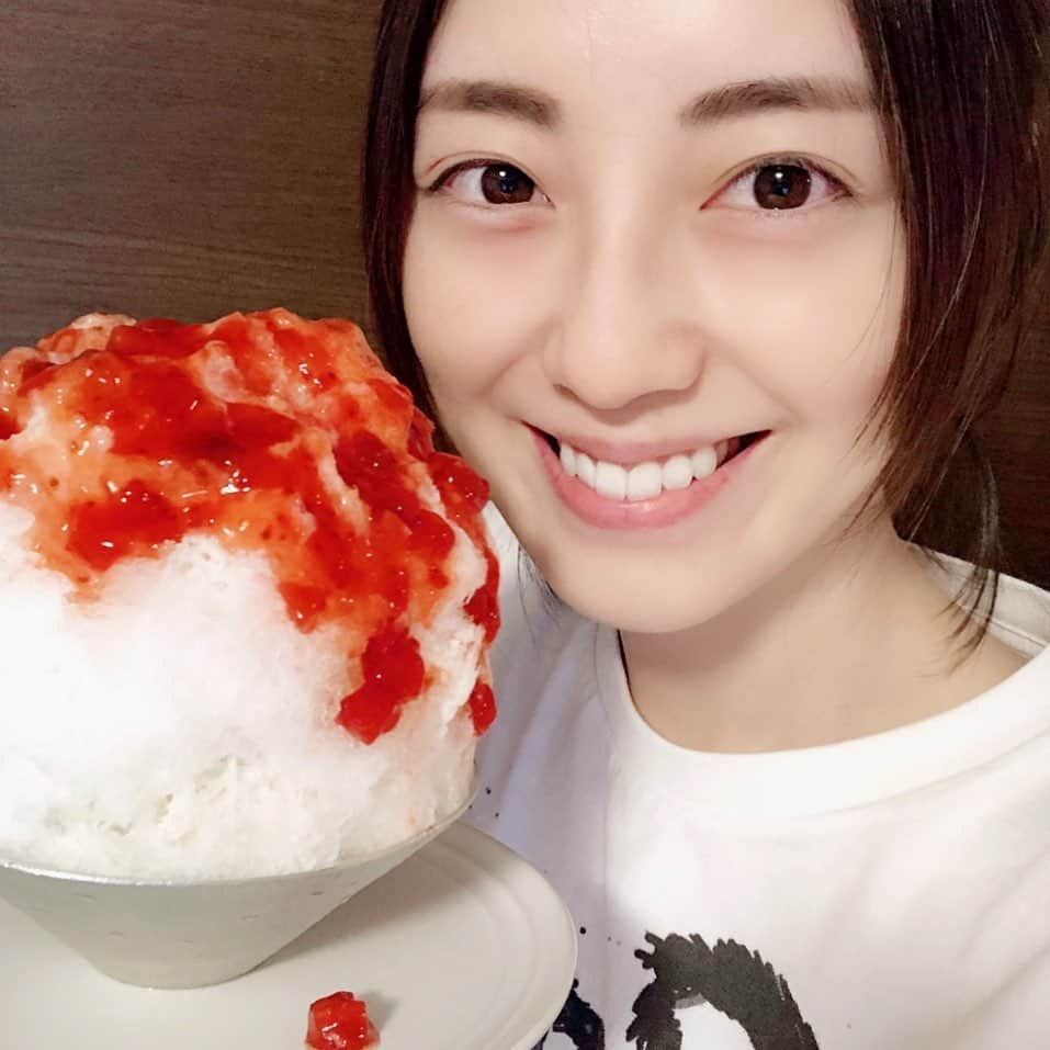 沢井美優さんのインスタグラム写真 - (沢井美優Instagram)「いちごちゃん🍓  #沢井はかき氷です #🍧 #自作氷  #かき氷 #かき氷大好き  #かき氷は人を幸せにする #🧡　 #甘いものは人を幸せにする　 　 #笑顔溢れる毎日を  #明日もきっと素敵な一日  #お友達からのプレゼント  #いちごミルクのもと #とっても美味しい #幸せ🤤 #ごちそうさまでした  #ろくティー #自作tシャツ  #今日も最高な一日 #🥰」12月10日 21時03分 - sawai_miyuu