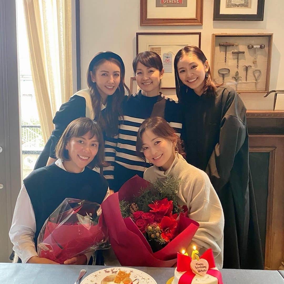 のインスタグラム：「純ちゃん @junsatoidea のサプライズバースデーパーティー！！  みかりん @mikaofficial99 が、私たちってこういうのやったこと無いよね？  と声をかけてくれました\(//∇//)\ @nao_nao310  @k.k.nagata  と5人でお祝い！  たしかに！  なんかいつもと違ってワクワクドキドキ(๑>◡<๑)  色んな意味のサプライズだらけになって、楽しい誕生日会になりました！！  みんなと一緒に歳を重ねていけてるのが幸せで楽しいな〜と、しみじみ友達っていいな〜と思いました(〃ω〃)  純ちゃんお誕生日おめでとう\(//∇//)\  #大好きな人#親友#仲間#ママ友#お誕生日#おめでとう#キハチ#外苑前」