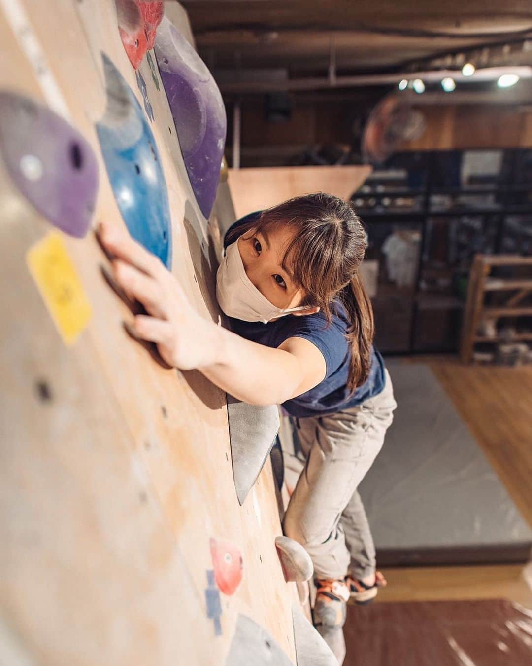 尾上彩さんのインスタグラム写真 - (尾上彩Instagram)「Almost top!!! ・ photo by @yuki_hiroshige 🐸 @patagoniajp @patagonia_climb #climbing #climblikeagirl #bouldering #クライミング #ボルダリング」12月10日 21時10分 - aya_onoe