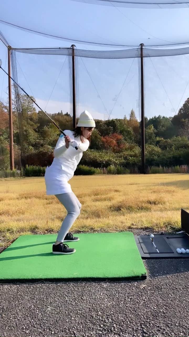 紺野ゆりのインスタグラム：「地面半力‼️奮闘中🔥  #golf#golfswing#ゴルフスイング#golfwear#ゴルフ女子#골프#골프스윙#골프여자 #ゴルフウェア#地面半力#スイング改造」