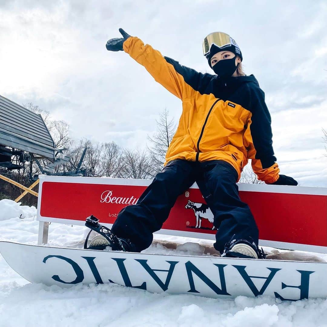 SAKIさんのインスタグラム写真 - (SAKIInstagram)「@kawabaresort へ行ってきたよ🏂 川場スキー場は去年、初めて入った塩ビを2本抜きしたり…フラットダウン入ったり…去年パークがとても成長したきっかけのスキー場なの😳 ・ この時期は雪が十分に降るまでハイクゾーンで練習できます✨ ・ 壁に雪ついてたから、遊べたの🤩🔥 でも、まだまだシーズンインして間も無いから体力追いつかなくて😅 ・ お昼ご飯は、醤油ラーメンにしました✨ゲレ食は、もつ煮かカレーかラーメンか…っていう私なんだけど、今回はラーメン😚🍜 (朝ごはん食べてなくて…お腹空きすぎて写真撮るの忘れたの😭ストーリーには食べ終わった汁のみ…笑) ・ ゲレ食大好き民として、これからもゲレ食どんどん紹介していくね🤩 ・ 今シーズンも川場たくさん行きたいな〜🥳 ・ ・ ・  #スノボ #スノボ女子 #スノーボード #スノボー #スノボー女子 #スノーボード女子 #川場 #川場スキー場 #冬スポ」12月10日 21時25分 - iam_saki912