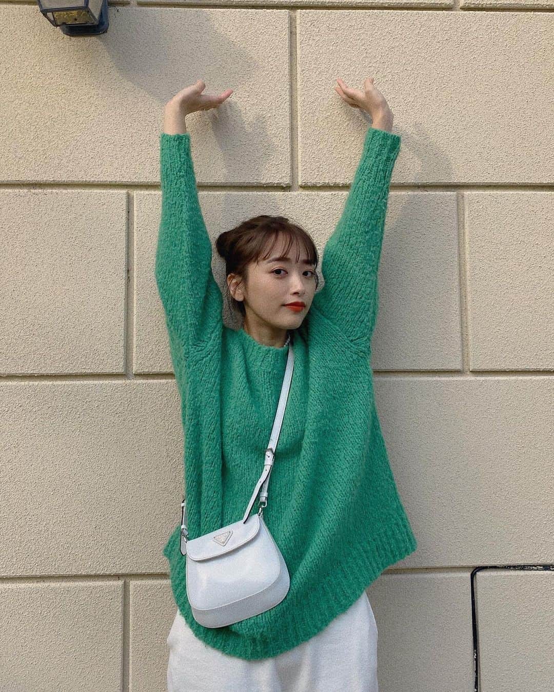 近藤千尋のインスタグラム：「今日もラヴィット生放送 ありがとうございました🤍🤍 オープニングでは ひーぼぉくんのお誕生日もお祝いして もらい、、嬉しかったです💕🥰  私服は緑で衣装は赤で クリスマス🎄意識の服❤️笑 今日は盛り沢山の仕事が終わったので もうベッドです🛌笑  みなさんも素敵な夢を💫🌕  トップス @aliceandolivia  ボトム @vivetta  アクセサリー @e.m.portrait  シューズ @dianashoespress」
