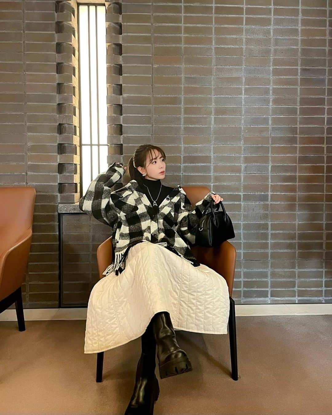 Aoiさんのインスタグラム写真 - (AoiInstagram)「GINGERFESの日のコーデ👕 プリンスパークタワーで行われたので ちょっとフォーマル意識しようと思ったけど ちょっとパンチの効いた服になってしまった。笑 大好きなダブスタのストールみたいなアウター❤️ @doublestandard_official  ユニクロとマメのコラボタートルを合わせたよ🏋🏼 ユニクロはゆいぴと被るし 髪型はあいあいと被るし GG被り多すぎ説🏌️‍♀️🏌️‍♀️  #冬コーデ#プチプラ#ユニクロ##UNIQLO#タートルネック#ブラックコーデ#コンバットブーツ #シンプルコーデ #カジュアル#トレンド#クール#トップス#バッグ#平均身長コーデ#fashion#プチプラ#ootd#cordinate#大人カジュアル」12月10日 21時36分 - aoioa