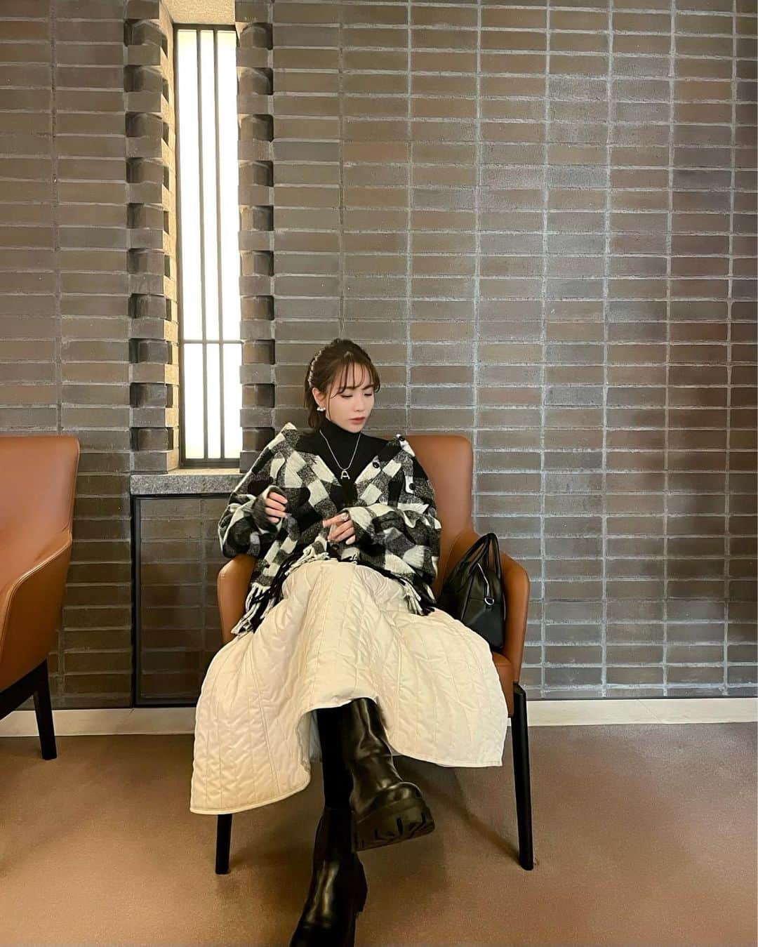 Aoiさんのインスタグラム写真 - (AoiInstagram)「GINGERFESの日のコーデ👕 プリンスパークタワーで行われたので ちょっとフォーマル意識しようと思ったけど ちょっとパンチの効いた服になってしまった。笑 大好きなダブスタのストールみたいなアウター❤️ @doublestandard_official  ユニクロとマメのコラボタートルを合わせたよ🏋🏼 ユニクロはゆいぴと被るし 髪型はあいあいと被るし GG被り多すぎ説🏌️‍♀️🏌️‍♀️  #冬コーデ#プチプラ#ユニクロ##UNIQLO#タートルネック#ブラックコーデ#コンバットブーツ #シンプルコーデ #カジュアル#トレンド#クール#トップス#バッグ#平均身長コーデ#fashion#プチプラ#ootd#cordinate#大人カジュアル」12月10日 21時36分 - aoioa