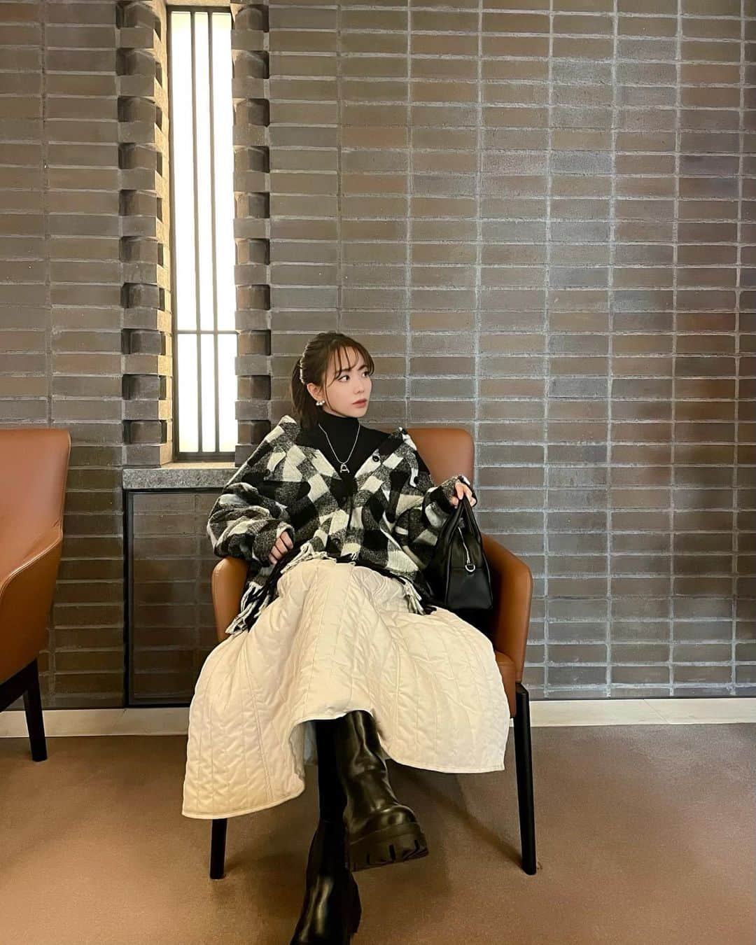 Aoiさんのインスタグラム写真 - (AoiInstagram)「GINGERFESの日のコーデ👕 プリンスパークタワーで行われたので ちょっとフォーマル意識しようと思ったけど ちょっとパンチの効いた服になってしまった。笑 大好きなダブスタのストールみたいなアウター❤️ @doublestandard_official  ユニクロとマメのコラボタートルを合わせたよ🏋🏼 ユニクロはゆいぴと被るし 髪型はあいあいと被るし GG被り多すぎ説🏌️‍♀️🏌️‍♀️  #冬コーデ#プチプラ#ユニクロ##UNIQLO#タートルネック#ブラックコーデ#コンバットブーツ #シンプルコーデ #カジュアル#トレンド#クール#トップス#バッグ#平均身長コーデ#fashion#プチプラ#ootd#cordinate#大人カジュアル」12月10日 21時36分 - aoioa