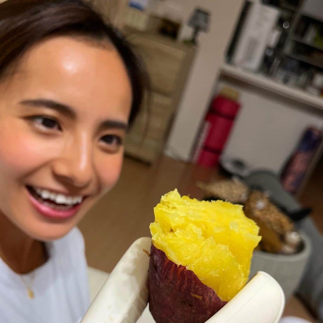 佐野千晃さんのインスタグラム写真 - (佐野千晃Instagram)「焼き芋が美味しい季節だぁーーー🍠  キッチンペーパーびしょびしょにしたのを芋に巻き付けて  その上からアルミホイルで包んで  そのまま魚焼きグリルで弱火でじっくり火を通したら  トロトロな焼き芋完成！！！  焼き芋大好き！！！  #ちゃー飯 #チャークッキング #yummy #Delicious #good #love #handmade #made #in #moana #instagram #instagohan #instafood」12月10日 21時44分 - sanochiaki810