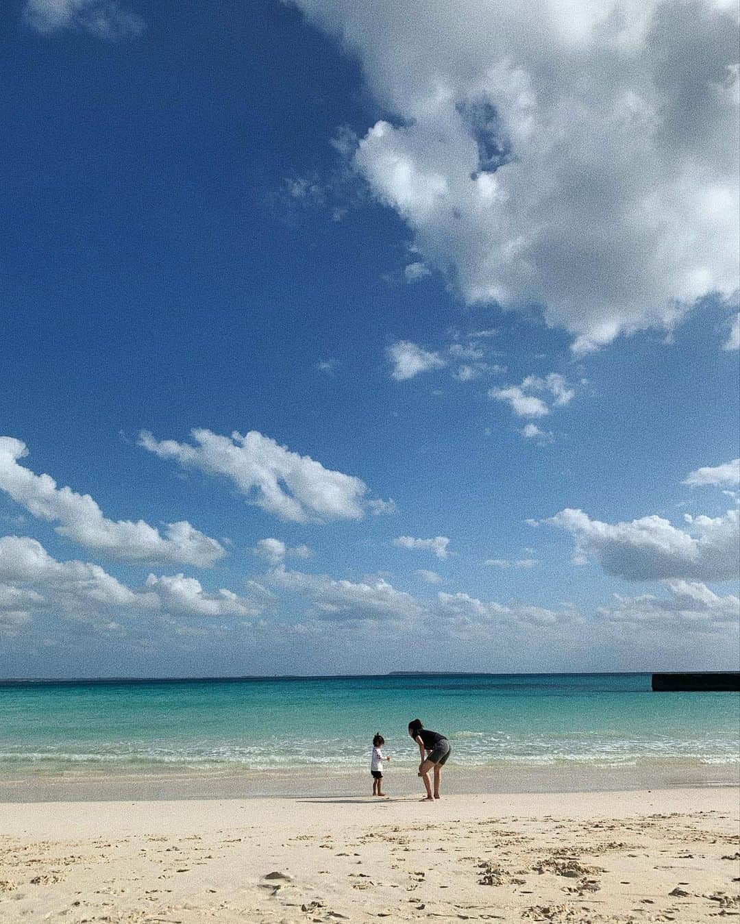小屋春菜のインスタグラム：「暑すぎず寒くもなくいいお天気続き🙏☀️ 海がほんっとに綺麗！！！ 可愛いかつ動きやすいショートパンツなんて持ってなさすぎて😃」