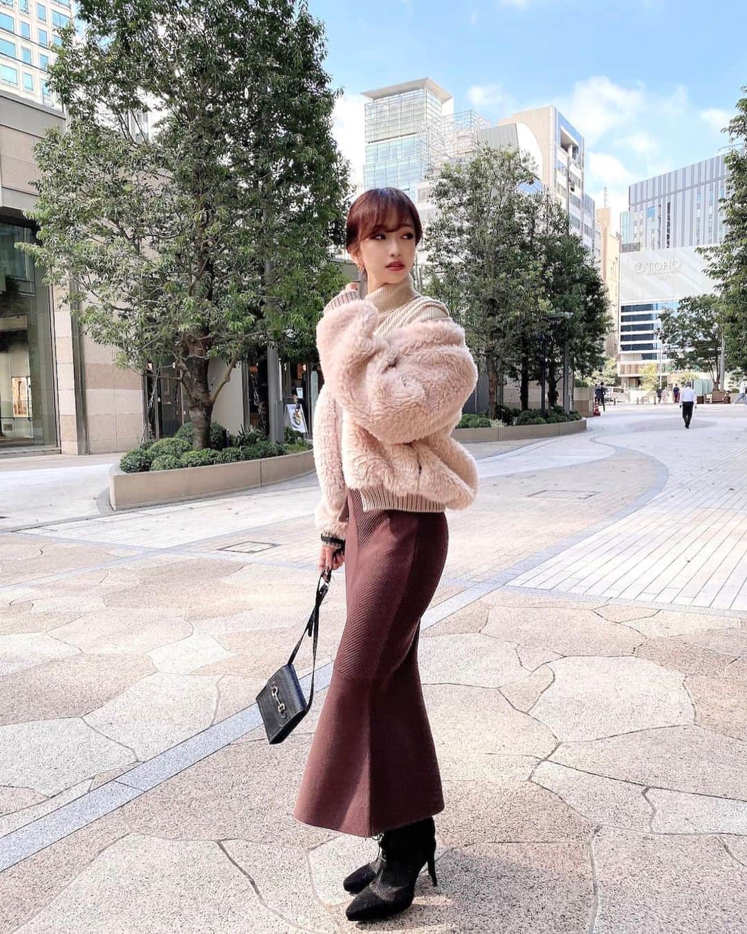 木田絵里香のインスタグラム：「. 昨日ライブで紹介したマーメイドスカート🧜🏼‍♀️ カラバリも可愛いしシルエットもばり綺麗だからGETして欲しい🥰 . 昨日紹介できなかったブラックは5枚目に載せてるよ😎 . #マーメイド#マーメイドスカート」