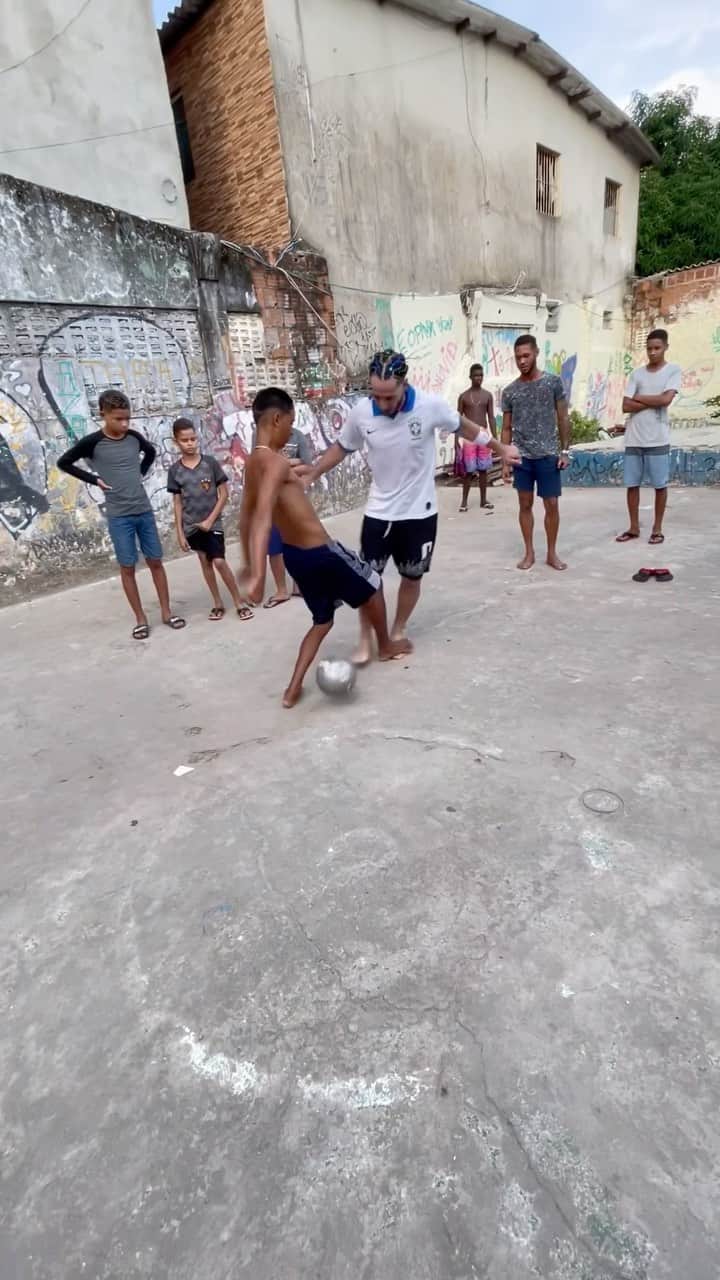 ショーン・ガルニエのインスタグラム：「The streets where real ballers are made 🔥⚽️  .⁣ .⁣ .⁣ .⁣ .⁣ .⁣ .⁣ #futebol #football #soccer #nutmeg #panna」