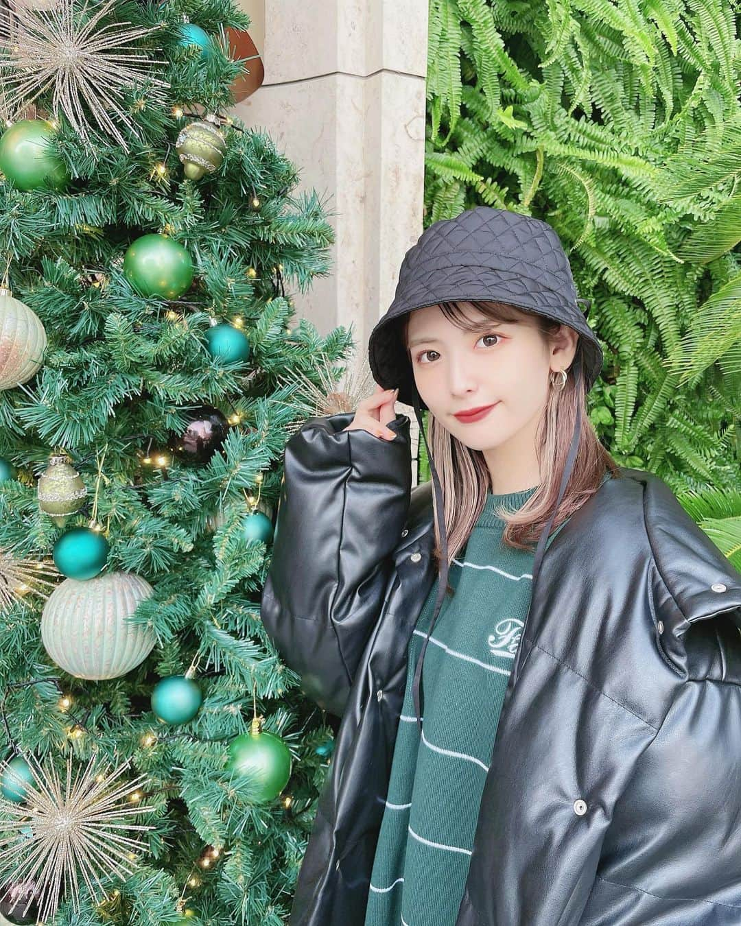 木下ひなこさんのインスタグラム写真 - (木下ひなこInstagram)「🎄 . . 街中クリスマスツリーだらけで ワクワクしちゃう季節になりましたね🎅💕 . . 今日はおはる(@rabbit____2 )と 展示会巡りの日でした🐰💕 @snidelbeauty の新作コスメ 可愛すぎて見ているだけで幸せに🥺✨ 気になるコスメたくさんあったよ💄 また使って見た時 載せるのでお楽しみに🥰✌️ . . #snidel #snidelbeauty#cosme#lip#perfume」12月10日 22時16分 - hinako_0525