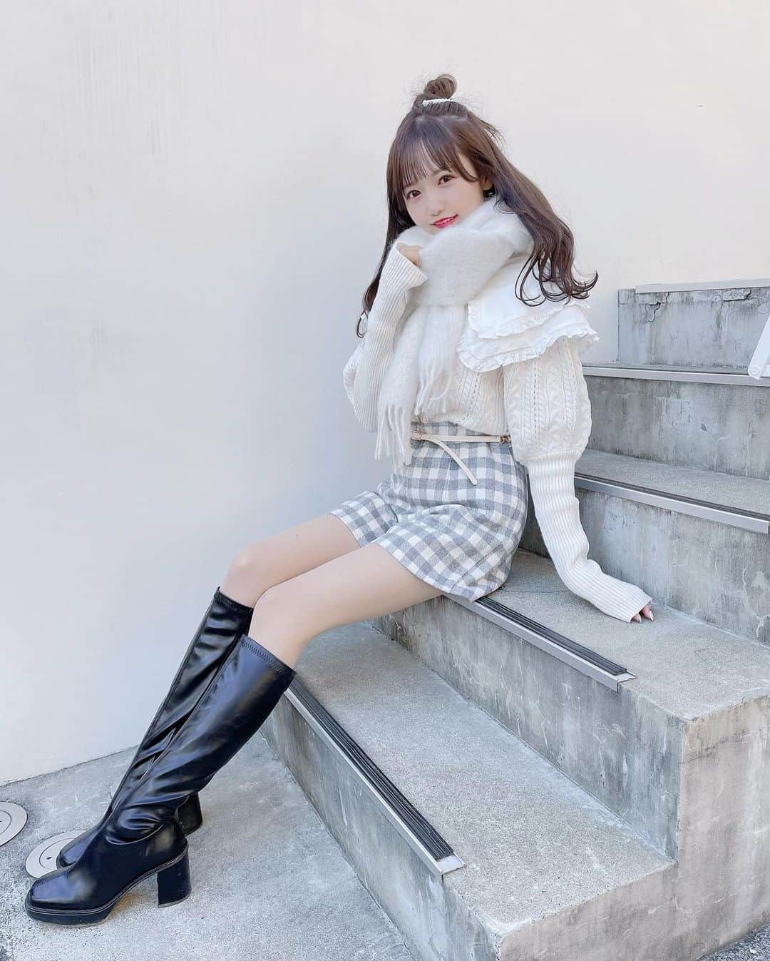 畑美紗起のインスタグラム：「冬の女の子コーデ…🧣🤍 白のマフラーは最強説だよね∩^ω^∩  ニット、プチプラなのに形かわいくてたくさん活躍しそう🧶☁️ ブラウス合わせでもっとかわいくなるー！  なんかね、冬とか寒い時期になると 逆にミニ丈のお洋服が着たくなるの😂💦  トップス 🏷 @grl_official  パンツ 🏷 @epineofficial   #ヘア #ファッション #ファッションコーデ #髪型 #髪型アレンジ #ヘアアレンジ #今日のコーデ #冬コーデ #ショートパンツ #ガーリーコーデ #ガーリー #パンツ #ブーツ #ラストアイドル #畑美紗起 #私服 #みちゃしふく #fashion #fashiongram #fashionista #ootd #ootdfashion  #instafashion #dailylook #hairstyle #outfit #hair #japanesegirl #japanese」
