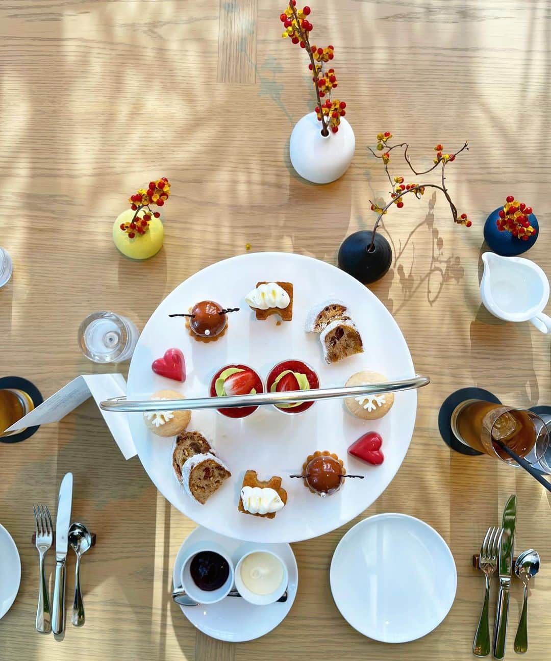 近本あゆみのインスタグラム：「#editionhotel のアフタヌーンティー🫖 インテリアもお料理も飾りすぎずシンプルなのが今っぽいかんじ😇 数年ぶりに夫とアフタヌーンティーしたんですが、1時間で終わってしまいました🤣🤣 うちは夫婦での話題が仕事のことが大半ので仕事以外の話もできてたまにはこんな時間を過ごすのもいいけど、アフタヌーンティーはやっぱり女友達と一緒が楽しいです😂❤️ * * #エディション虎ノ門 #edition #アフタヌーンティー #アフティー #afternoontea #at #エディション虎ノ門アフターヌーンティー」