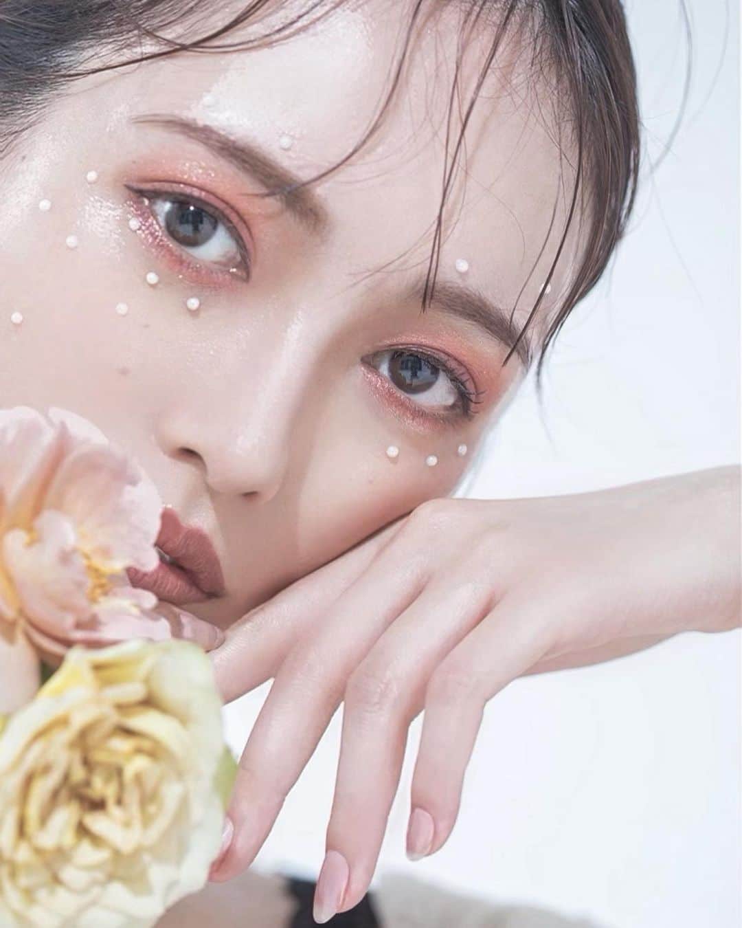 宮内理沙のインスタグラム：「💐🤍 . . ここまでどアップになることあまり無いから載せるのに結構勇気がいるね、、😂💭  #近」