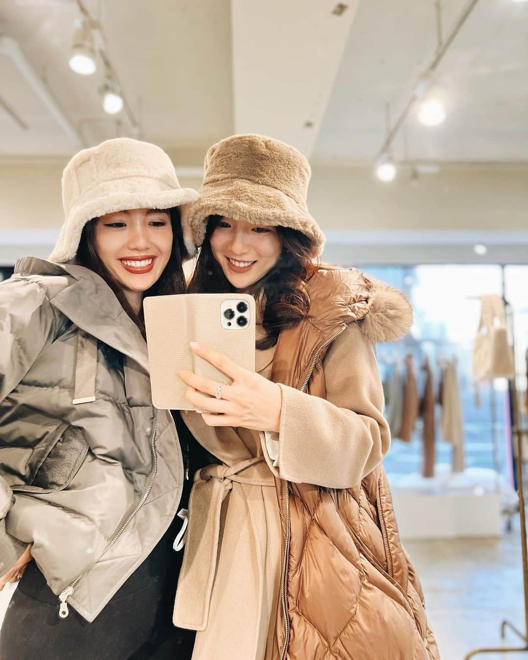 淡輪優希のインスタグラム：「この前AMATERAS & TENNのholiday storeに行ってきました🎄🤍Reiko が生み出すアマテラスの和と洋の世界観とクリスマスの幸せな雰囲気がいっぱいで本当に素敵なストアでしたー‼︎✨  彼女がブランドを立ち上げる前から知ってるので、6.7年前かな？明るく英語まじりで話す可愛い学生の女の子だったのに、気がつけば尊敬するキャリアウーマンの一人で、今となっては私が教えてもらうことばかり！  でもいつ会っても根本はかわらなくて、優しくて可愛いReikoちゃん🥰たまに会うとがんばりすぎてないか心配になるけど、どんどんいろんなことに挑戦する姿は本当にかっこいい。  今回は実際にアマテラスのお洋服を手に取ってみることができる機会なのでぜひお店に行ってみてくださいね！🎁 ※次の投稿にお店の様子をチラリッ  12/4 (sat) 〜 1/3 (mon)  11:00-20:00 Harajuku Catstreet 東京都渋谷区神宮前5-29-1  Reikoおめでとう&ありがとう！💐love  #amaterasjapan」