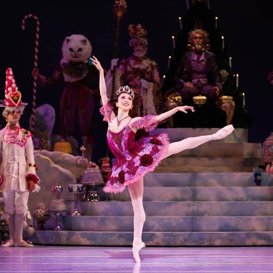加治屋百合子さんのインスタグラム写真 - (加治屋百合子Instagram)「• “Sugar Plum Fairy” from Houston Ballet’s Nutcracker🎄  Casting for the next 2weeks: @houstonballet  “Arabian” Dec 10th (Fri) eve & Dec 11th (Sat) mat “Sugar Plum Fairy” Dec 11th (Sat) eve  With @balletwest1 in Salt Lake “Sugar Plum Fairy” Dec 17th (Fri) eve & Dec 18th (Sat) eve  📸:ヒューストン・バレエ「くるみ割り人形」金平糖の精  今週と来週のキャスティング: 《アラビア》 12月10日(金)夜 & 12月11日(土)昼  《金平糖の精》 12月11日(土)夜  バレエ・ウエストバレエ団 《金平糖の精》 12月17日(金)夜 & 18日(土)夜  #ballet #ballerina #dance #dancer #artist #asian #japanese #houstonballet #houston #nutcracker #stage #performance #tutu #costume #バレエ #バレリーナ #ダンス #ダンサー #アーティスト  #くるみ割り人形　#公演 #舞台」12月11日 0時45分 - yuriko_kajiya