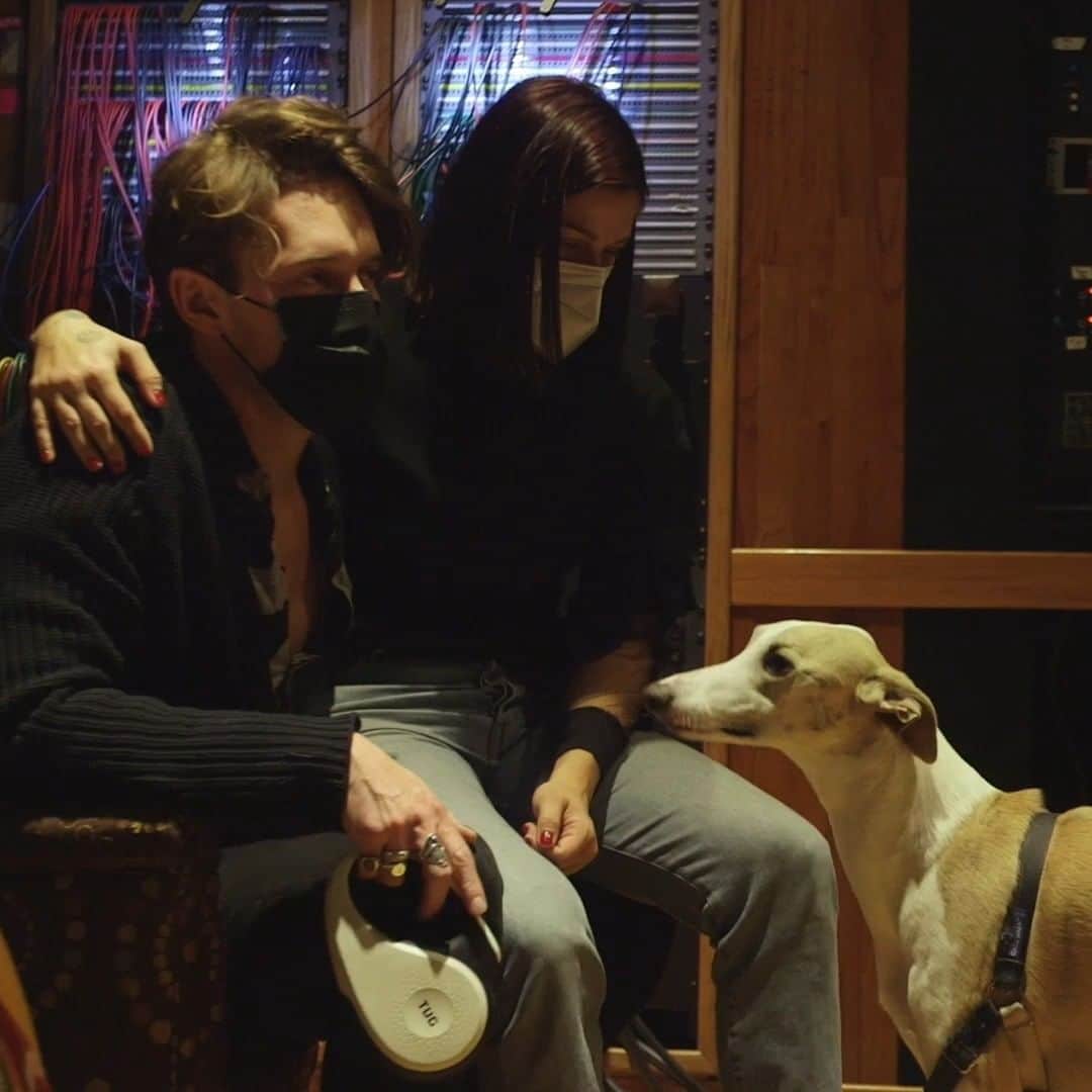 のインスタグラム：「It feels just like yesterday that we were in the studio together working on this album. @nickolas_wheeler & @karenfairchild, thank you for helping me create what is to me, my most honest body of work. The “Making of Thrive” mini documentary is out now.  #Thrive #Yalternative」