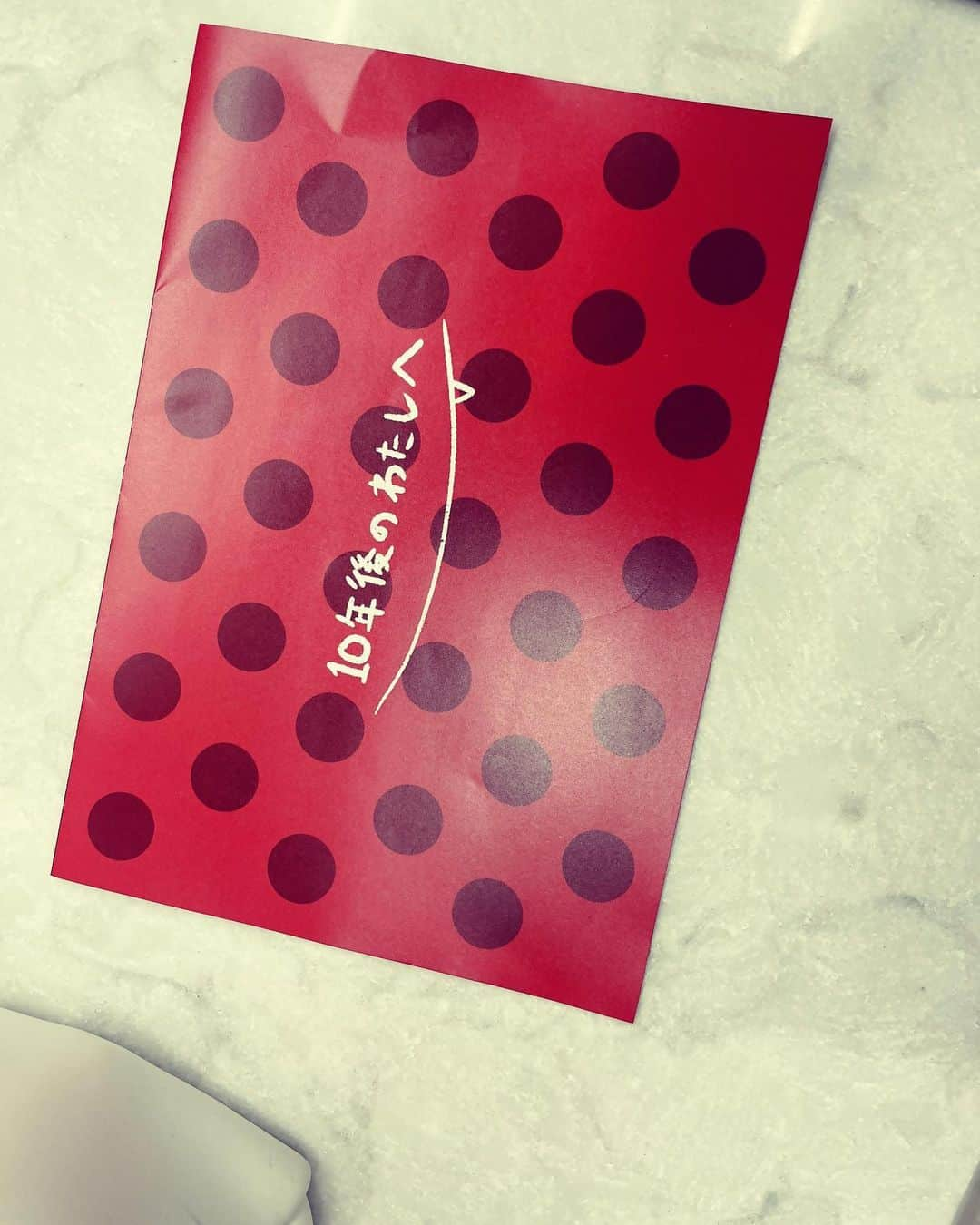 LiSAさんのインスタグラム写真 - (LiSAInstagram)「Letters to ME  10年後のわたしへ。 たくさん悩んで、たくさん泣いて、それでもいつかその先に何かあるって信じて走り続けてください。  #LADYBUGツアー #LiSA10th」12月11日 1時06分 - xlisa_olivex