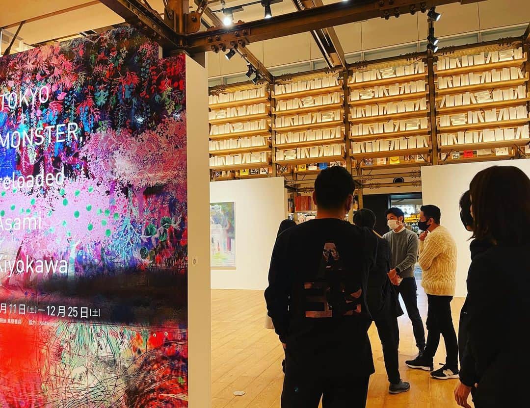 清川あさみさんのインスタグラム写真 - (清川あさみInstagram)「個展「TOKYO MONSTER, reloaded」の他、GINZA SIXでは他の箇所にも私の作品が展示されます。  エントランスの7Mデジタルアート『OUR NEW WORLD』に加え、4F 中央吹き抜け 中央通り側レストスペースには、今年故郷で展示した反響の凄かった3Mの「あめつちのうた」も公開！  また、夫婦で初めて共作した新作「Metamorphosis Garden (full bloom) asami kiyokawa（2021）」も展示されてます。全てクリスマスやコンセプトも繋がり、偶然なタイミングで実現したもの。  というわけで、、1階、4階、6階、と私の様々な実物のアート作品が見れます。  エントランスの古代から未来へのコンセプトから6階のtokyo monster（今、個の在り方をもう一度考える）まで物語を紡いでいくように展開しています！  また、ありがたい事に6階個展会場の隣では清川あさみアーティスト活動20周年記念フェアも開催されています！クリスマスプレゼントにオススメの絵本から、過去の絵本や作品集をご用意し、最近テレビで取り上げられ重版したばかりの絶滅危惧種の動植物をファンタジーに描いた図鑑絵本　「もうひとつの場所」など貴重な絵本原画の展示も一部見れます🎄👦🏻👧🏻 　 様々な作品の世界観をお楽しみください！  4F 中央吹き抜け 中央通り側レストスペース2021年12月10日（金）～12月25日（土）  【作品名】　Metamorphosis Garden (full bloom) asami kiyokawa（2021） 【作品説明】 気候や社会情勢が変動し、そのギリギリのバランスのなかで神鹿が立ち　すくんでいる。渦巻く島々にエーテルが立ち上がり、地面には花のつぼみが落ちている。その周囲に糸で描いた野生の草花などの新しい生命が次々と生まれ、メタモルフォシスの庭に美しい刺繍の花々が満開に咲いている。私たちが持つ未来への期待と不安、そこにささやかな希望を込めて描いた。  清川あさみ  【作品名】　あめつちのうた いまここにいる私たちも、島々を渡る鳥や海を泳ぐ魚、森に棲むいきもの　たちも、すべては「生」を宿した存在で、自然の一部だと感じる。このように　豊かな自然と生命の関わりはどのようにして育まれたのでしょう。はじめに天と地があり、海と島々が現れ、そこに命が宿った瞬間に私は遭遇して　　みたい。風や木、水や石、山や野、火や雷など、さまざまな自然の要素のなかに小さな魂を持った存在が息づく様子を、糸と糸でつなぎとめ、私なりの「あめつちのうた」を描きました。  清川あさみ  #あめつちのうた #artist #artcupple  #embroidery #mixtmedia  #デジタルアート #刺繍 #生命 #現代アート #art #asamikiyokawa #koheinawa #名和晃平 #彫刻と刺繍の融合 #whitedeer #生命の美しさ」12月11日 11時20分 - asami_kiyokawa
