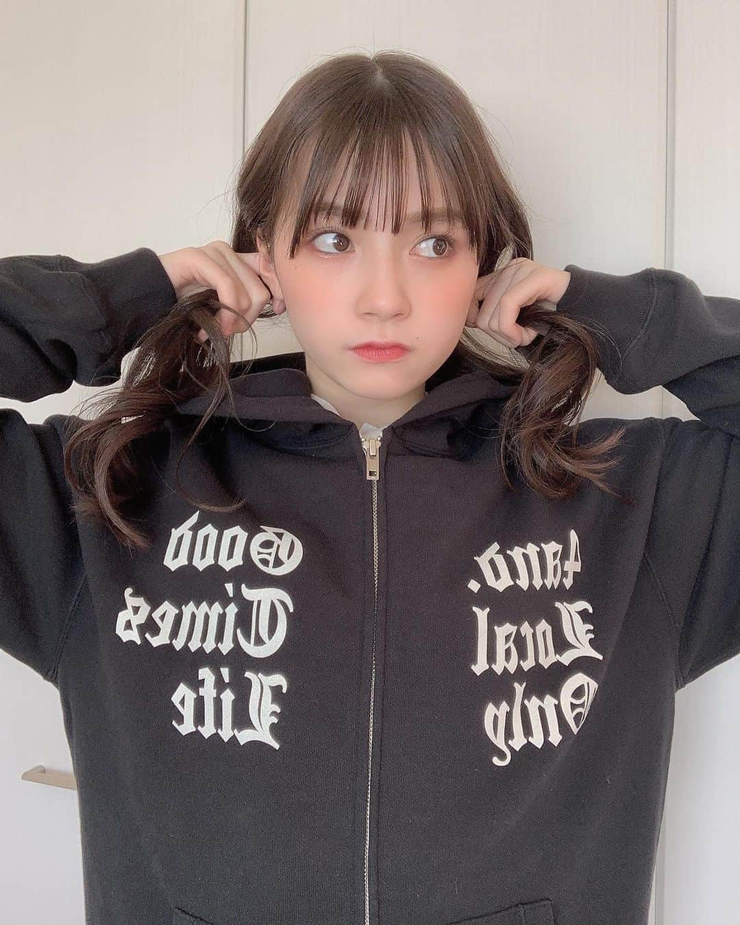 のインスタグラム：「ㅤㅤㅤㅤㅤㅤㅤ︎︎ ⁡ 可愛いかっこいい パーカー ‪.ᐟ‪.ᐟ パーカーとバッグは @rollers_official のです 〜 子供服のブランドだけど大人のサイズも 〜 ❕  バッグもめちゃ入る ううう ⁡ 今新宿の京王百貨店ポップアップストアやってます ＾＾ 12日（明日）まで 🥛 ⁡ めっちゃしっかりしてるし着心地もデザインも最高だからお揃いにしよーーー ⁡ ⁡ ⁡ #ljk #jk3 #アイドル #양복 #아이돌 #고교생 #idol #japan #03 #2003 #sjk #ootd #outfit #ローラーズ #rollers #パーカー」