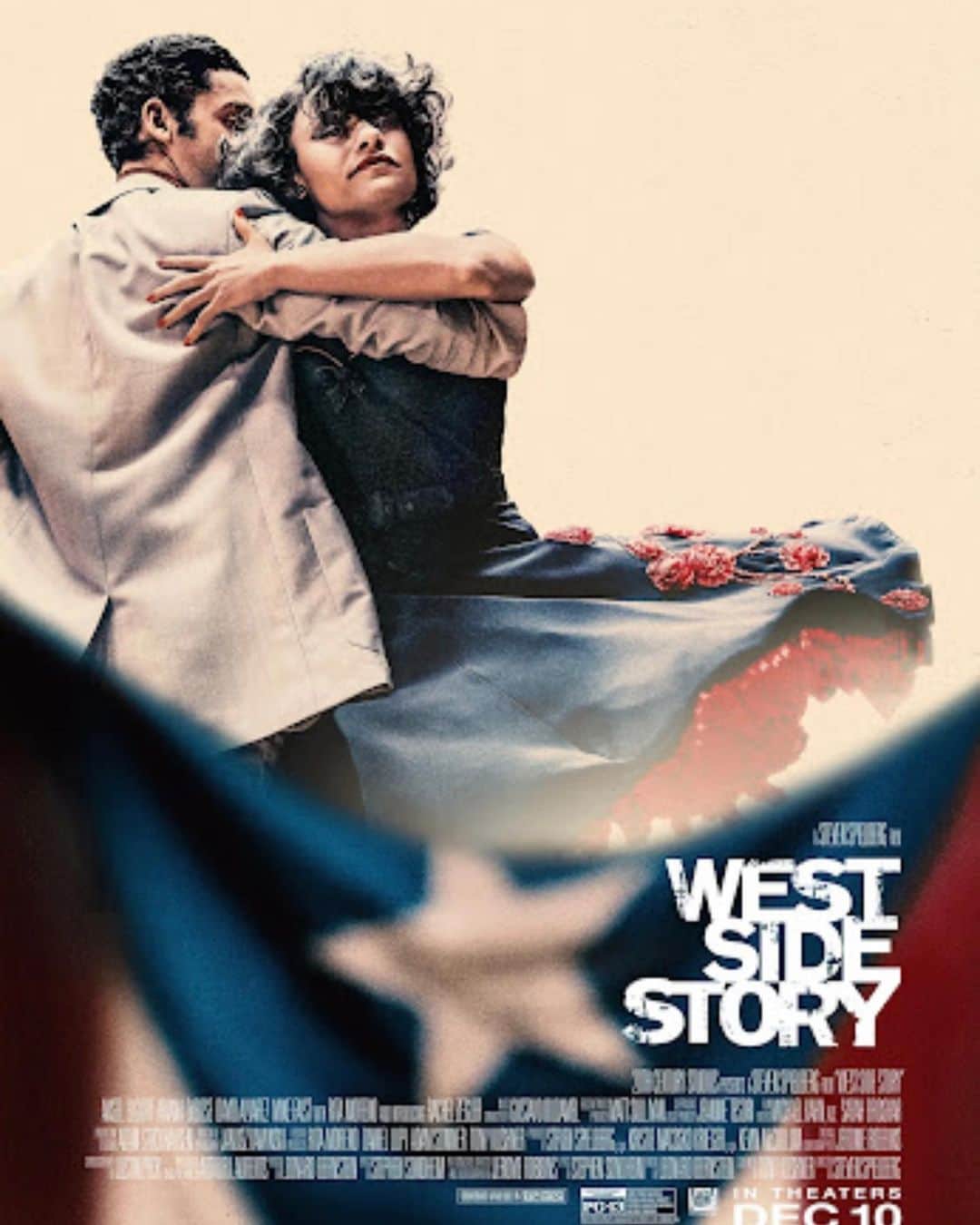 ジェシカ・キャプショーのインスタグラム：「Westside Story is here!! Westside Story is here!! Westside Story is here!!   Please, please, please...RUN or preferably DANCE💃🏻🕺🏼💃🏽🕺🏽💃🏼your way to the closest theater to behold and celebrate this gorgeous ensemble of the most exquisite humans!!   The SCRIPT ( #tonykushner )!!  The  DANCING ( @justin_peck & @pattideldancer )!!  The acting and singing ( @arianadebose @rachelzegler @ansel @davidalvarez1111 #mikefaist and ALL OF THE 🦈 & ✈️!!  ALL OF IT IS COMPLETE PERFECTION!!  My heart felt every single moment of this film and I'm so grateful that it exists and is out for all to experience.  And that Director... 😉 WOW, he must be the most committed, inspiring, kind, playful, funny, honest, artful, soulful and sweetest human ever to have assembled that kind of break your heart beauty in one film. ♥️」