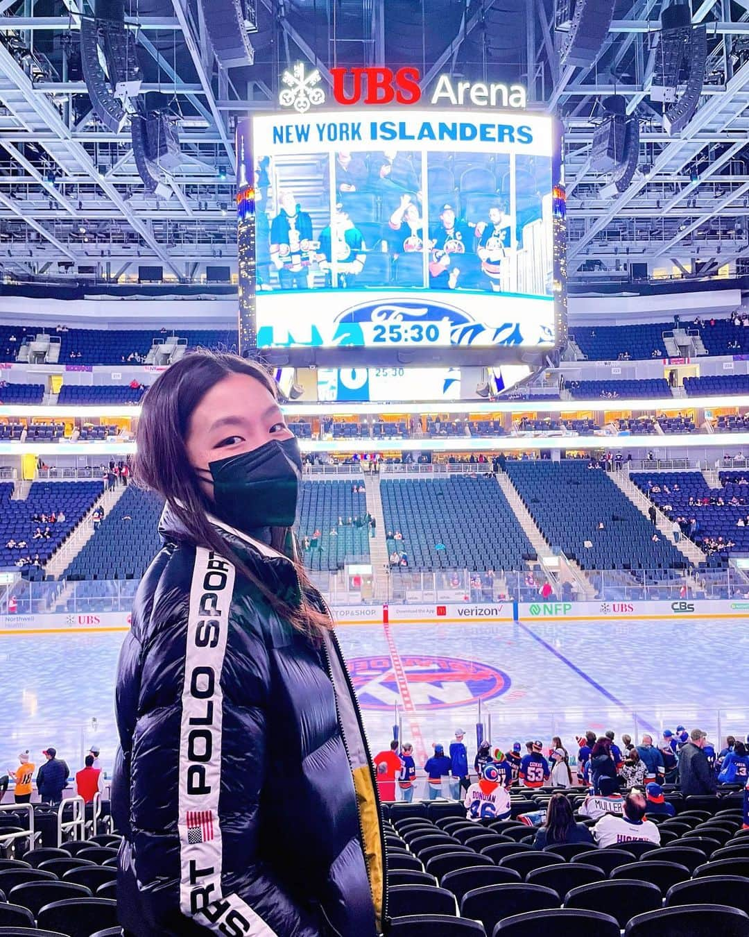 マイア・シブタニのインスタグラム：「Haven’t been to an @nhl game since 2018. Very happy I got to see two of my favorite players last night! :) @zeechara33 @barzal97   Also, the new home of the @ny_islanders (@ubsarena) is gorgeous. What a venue!」