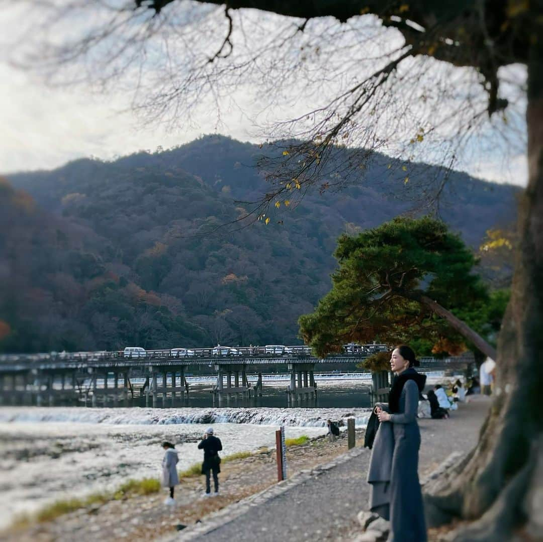 坂村かおるさんのインスタグラム写真 - (坂村かおるInstagram)「・ 嵐山へ‥ ・ どうしてもお団子が食べたかったのでイクスカフェ嵐山本店へ行ってみた🍡 ・ ほくほくお団子セットを注文！ ・ 網で焼いて食べるなんて！初めて💕 なんて美味しいの😲❣️ ・ お腹いっぱいなのに、美味しい物はどうして入るんだろう？☺️ ・ ・  いつも「いいね♡」を頂きありがとうございます。 皆様のお言葉に励まされています☺️☺️  #美ST #美魔女 #team美魔女 #クィーンオブ美魔女 #国民的美魔女コンテスト #坂村かおる #トータルビューティーアドバイザー #美しく老いる #美容好きと繋がりたい #コスメ好きと繋がりたい #ファッション好きと繋がりたい #今日のコーデ #お洋服好きと繋がりたい #美魔女が変わる #美意識高い人と繋がりたい #トータルバランス #イクスカフェ嵐山本店  #ほくほくお団子セット #天龍寺パフェ #嵐山カフェ」12月11日 11時48分 - kaoru.sakamura