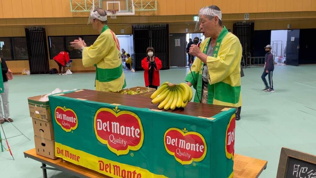 木原稔のインスタグラム：「バナナ🍌叩き売りの見事な口上！  #技能フェア  #くまもと技能祭」