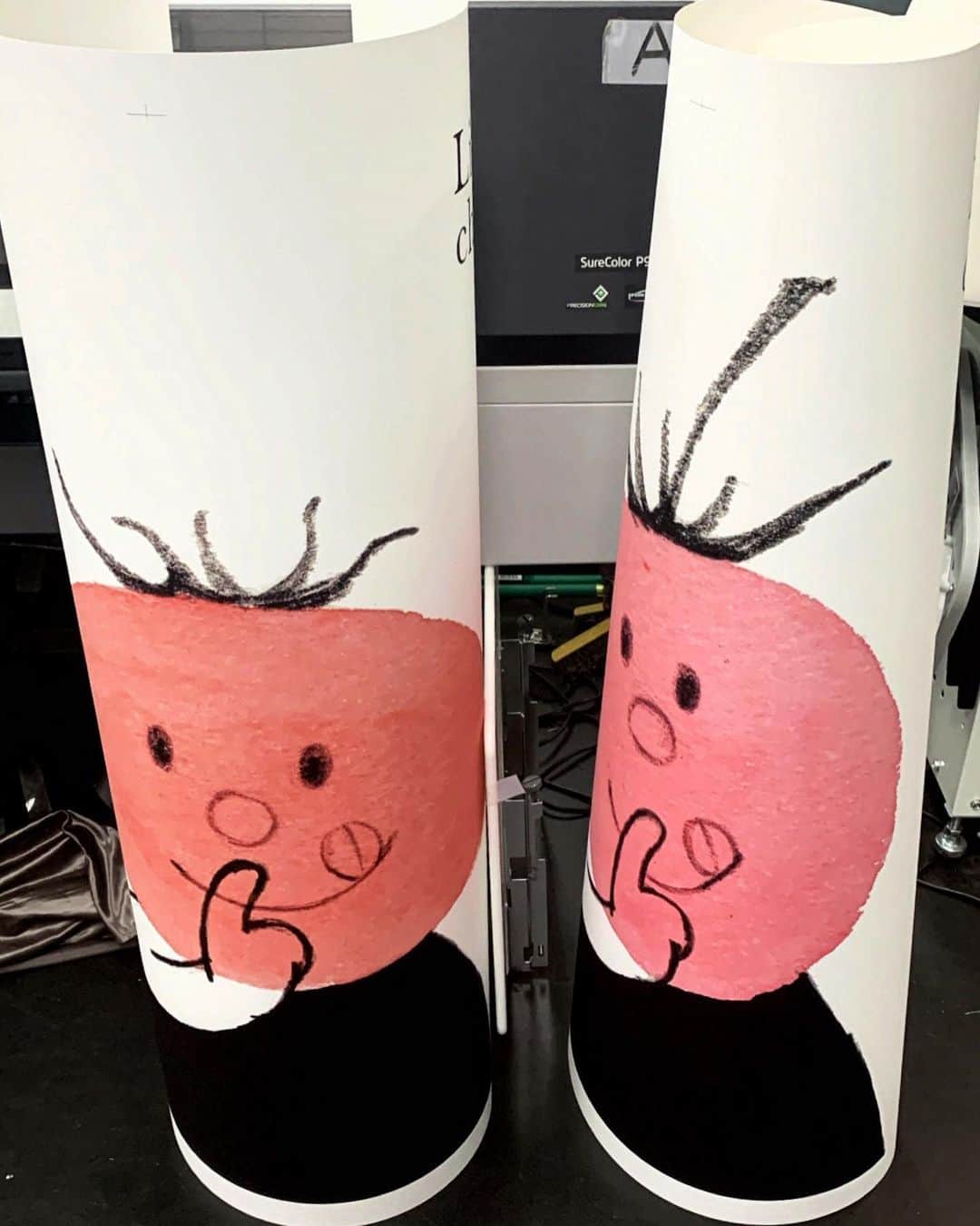 あだちなみのインスタグラム：「かわいい♡  学生さんたちに混じって大学の作業机で制作させてもらう。 いつも家の仕事机で制作してるから、たまに外でやるのはとてもたのしい、たのしい。  #あだちなみ」