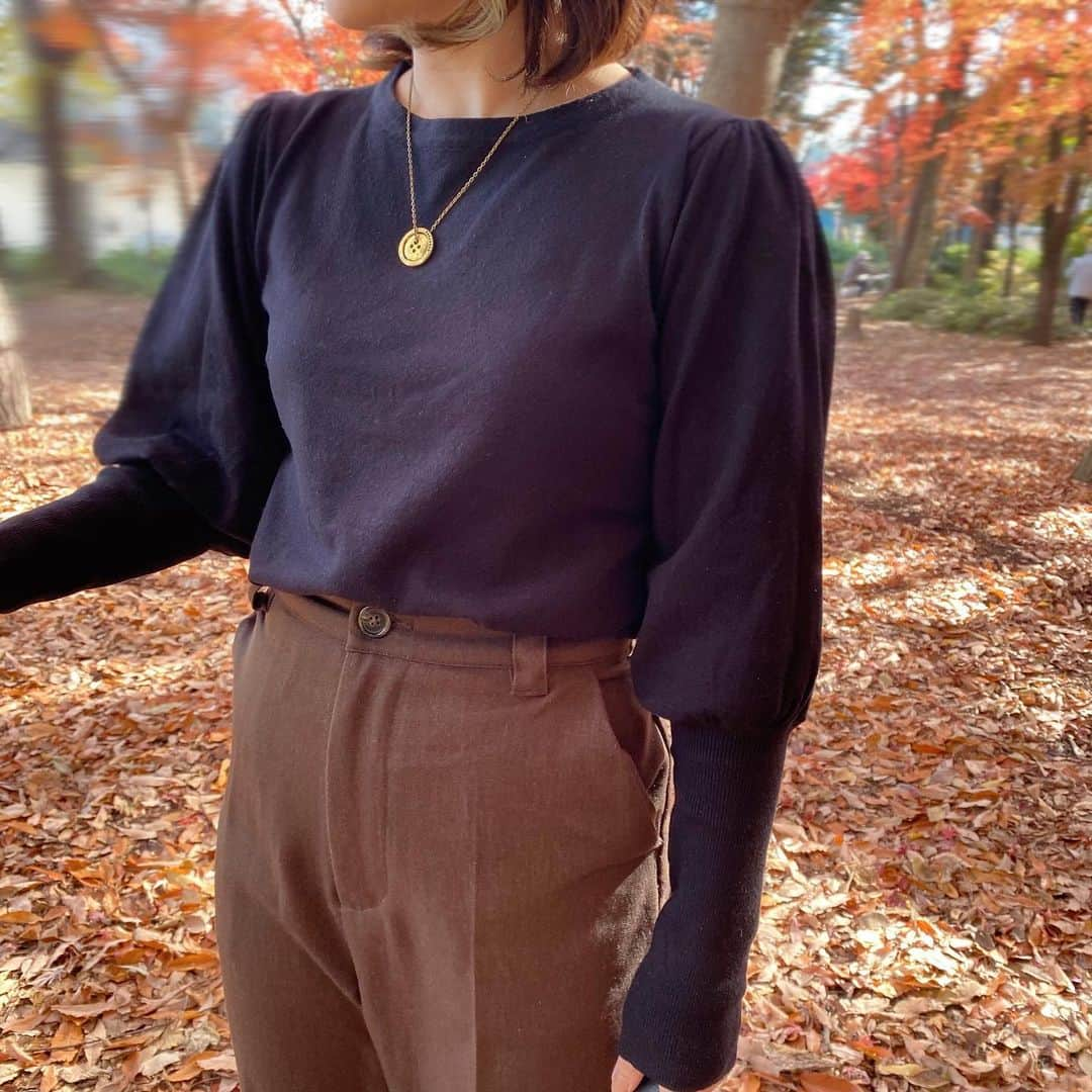 ともみさんのインスタグラム写真 - (ともみInstagram)「. 🍁綺麗でした〜❤︎ . おそろいのダウンは @fifth_store プチプラでリンクコーデ❤︎嬉しい☺️ 暖かいのはもちろん、 ショート丈なのでスッキリ見えて🙆‍♀️ . 私が中に着てるニットもフィフスで、 シンプルなデザインだけど袖にボリュームがあって、ちょっと華やかさもありかわいいの🥺💕 . fifthのインスタのストーリーズでお得なクーポン出てたのでぜひチェックしてね✨ . ママ153cmFreesize/はる93cmで110着用です💡 #fifth  #fifthtl  #フィフス  #フィフスタイル #中綿ショートダウンコート #ハイゲージボリュームスリーブニット #カジュアル #アウター #低身長コーデ #親子コーデ #親子リンクコーデ #お揃いコーデ #キッズコーデ」12月11日 12時26分 - yuzu_haru_18