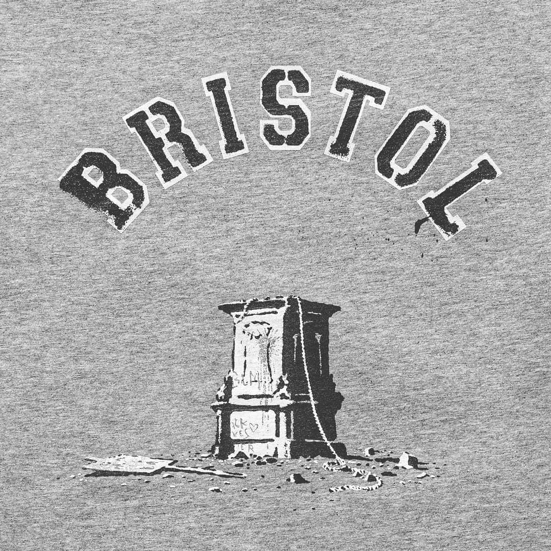 バンクシーさんのインスタグラム写真 - (バンクシーInstagram)「. Next week the four people charged with pulling down Colston’s statue in Bristol are going on trial. I’ve made some souvenir shirts to mark the occasion. Available today 11th December from various outlets in the city (all proceeds to the defendants so they can go for a pint).  One per person, £25 each plus VAT. Details on the Ujima Radio breakfast show from 9am.」12月11日 4時00分 - banksy