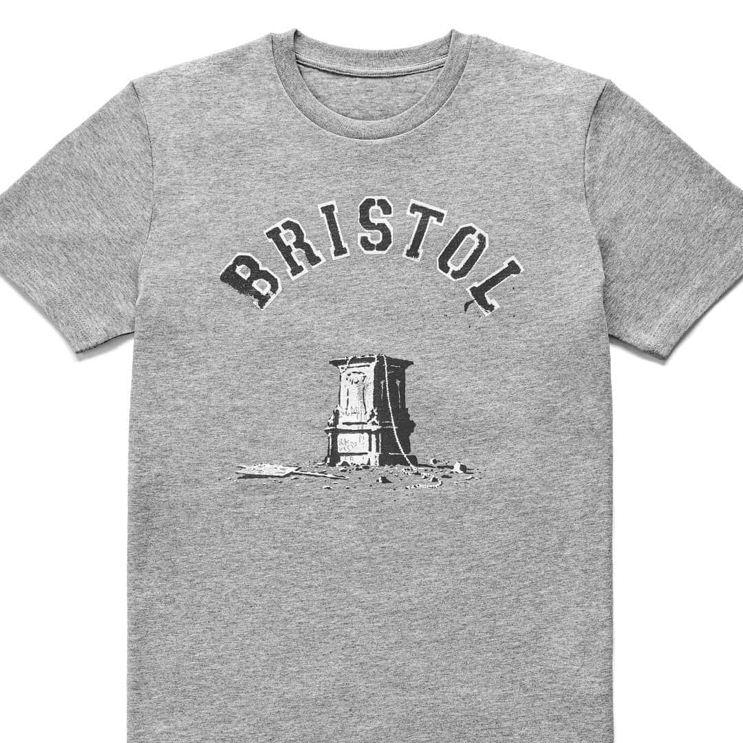 バンクシーのインスタグラム：「. Next week the four people charged with pulling down Colston’s statue in Bristol are going on trial. I’ve made some souvenir shirts to mark the occasion. Available today 11th December from various outlets in the city (all proceeds to the defendants so they can go for a pint).  One per person, £25 each plus VAT. Details on the Ujima Radio breakfast show from 9am.」