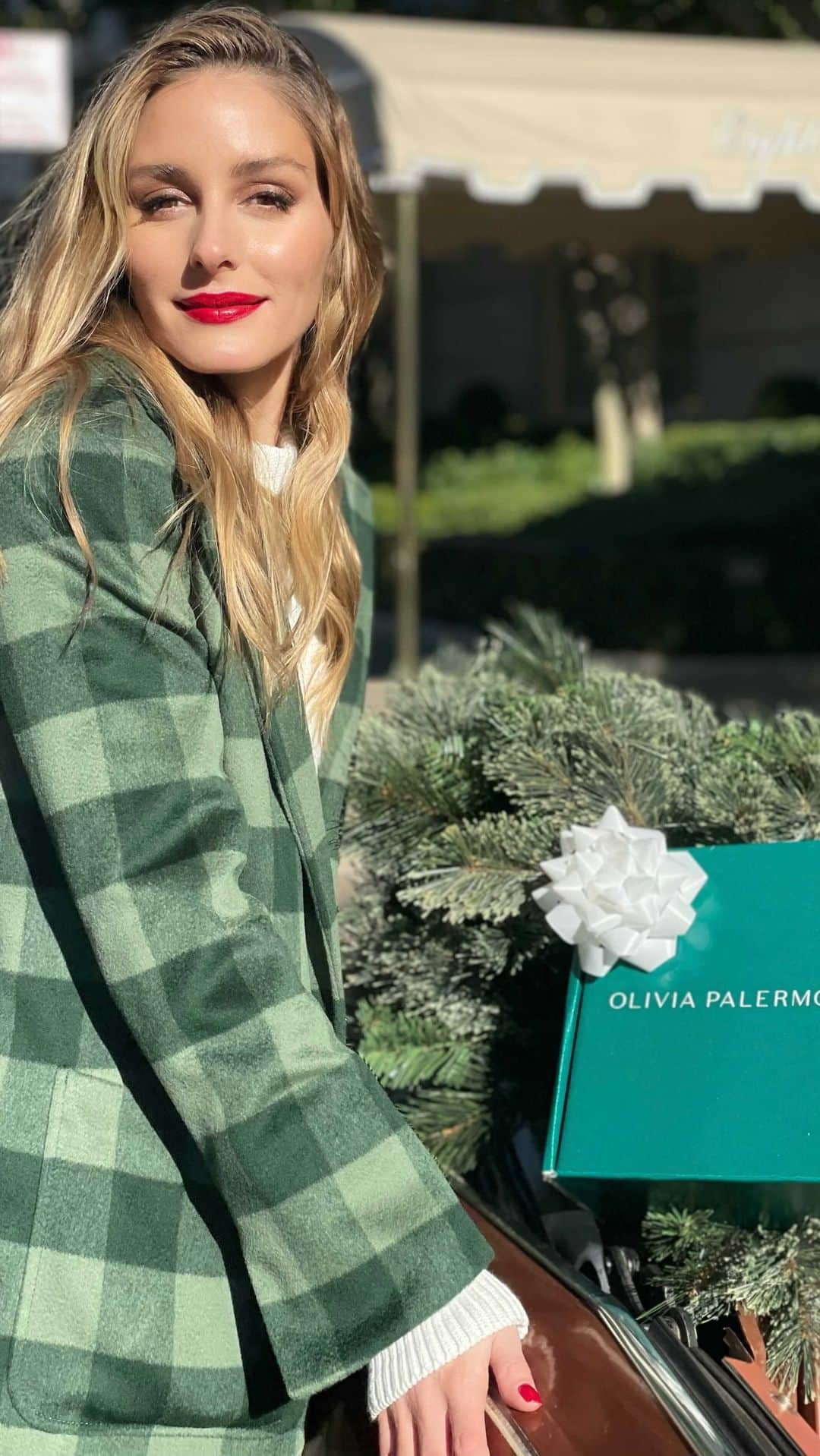 オリヴィア・パレルモのインスタグラム：「Feeling like the beauty version of Mrs. Claus 🤶 Give one of my fabulous @oliviapalermobeauty gift sets I specially curated this holiday 🎁 Tap above to explore them all!」