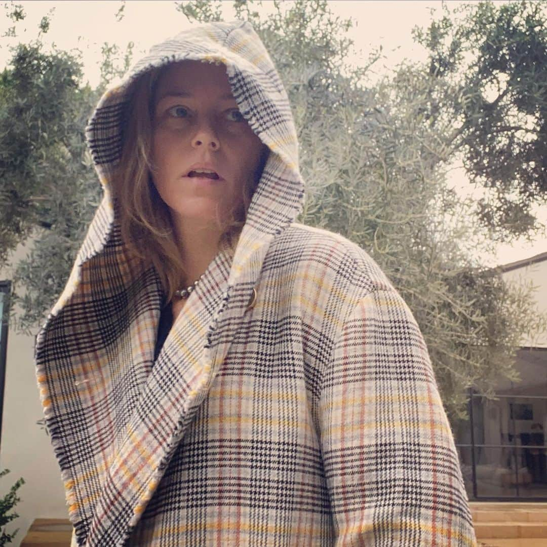 エリザベス・バンクスさんのインスタグラム写真 - (エリザベス・バンクスInstagram)「What season? Plaid season!@dorotheeschumacher  coat and @tiffanyandco necklace two of my favorite things」12月11日 6時27分 - elizabethbanks