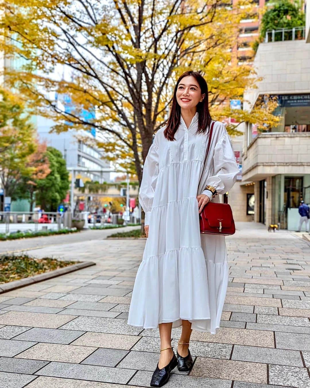 石井里奈さんのインスタグラム写真 - (石井里奈Instagram)「こんにちは☀️ . 今日は土曜日✨もうすぐクリスマスだからプレゼント探しに出かけてる人も多いのかな？❤️ . 私は最近 @classy_mag_insta の撮影でワインレッドのバッグがとっても可愛くて欲しいな〜と思ってたら、 @samantha.thavasa_official で可愛いのを発見🤎自分へのクリスマスプレゼント第一弾🎁❤️ . バッグを主役にお気に入りのエイミーのフレアワンピースと合わせてみました🧡歩くたびにふんわりして可愛い🥰💓 . dress... @eimyistoire_official  bag... @samantha.thavasa_official  shoes... @jilsander  . サマンサのバッグ他にもクリスマス限定商品とかでてて気になる🥰バンブーの取手の白バッグを狙ってます👀‼️ . 今日も素敵な一日を♥️ . #りなまるコーデ #クリスマスコーデ #コーデ #コーディネート #白ワンピ #サマンサ #samanthathavasa #サマンサタバサ #プレゼント #クリスマス限定 #クリスマスプレゼント #christmas #バッグ #今日のコーデ #きょコ #eimyistoire #エイミーイストワール #ワンピース #dress #whitedress #六本木ヒルズ #クリスマスツリー #jilsander #ジルサンダー #ご褒美 #ボーナス #ギフト #ホリデーコレクション #ホリデーギフト #holidaycollection」12月11日 12時45分 - ri7tin1025