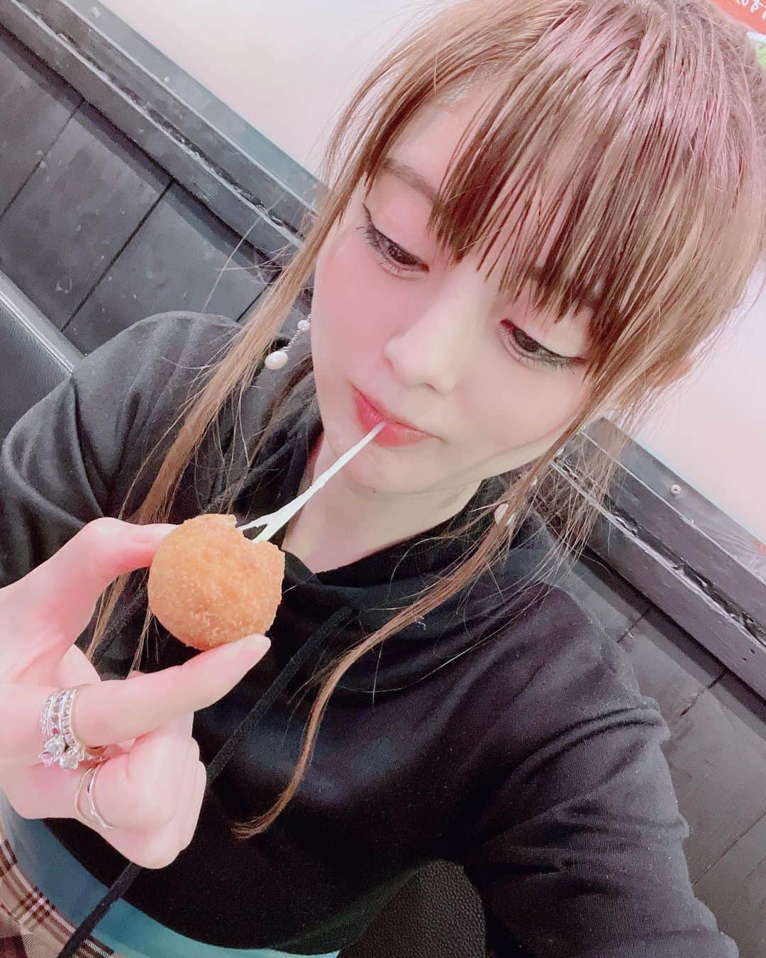 satomiさんのインスタグラム写真 - (satomiInstagram)「🍽🥩 🇰🇷  ・ 📍（@hamakanpoche_simbashi ） ・ 新橋にnew openした浜韓ポチャ🇰🇷平日なのに満席な人気店！ ・ ここ来たら絶対食べてほしいのは【8色サムギョプサル】🥩今なら888円で食べ放題です！！ ・  そのほかにもチーズボール、ヤンニョムチキンなど満腹限界まで食べました💕🤤 美味しくて安くて最高！また行く🍽 ・ 店内もまさに韓国の居酒屋❤︎韓流スターたくさん笑♡わたしの推しはイ・ドンウクさん💕誰か知ってるかな？笑　 ・ ご馳走様でした🙇‍♀️ ・ #浜韓ポチャ  #新橋グルメ  #新橋居酒屋  #新橋韓国料理  #韓国料理 #PR @hamakanpoche_simbashi 　  #韓国料理 #韓国グルメ  #韓国カフェ #新橋飲み  #新橋ディナー #サムギョプサル」12月11日 12時48分 - saatoomii47