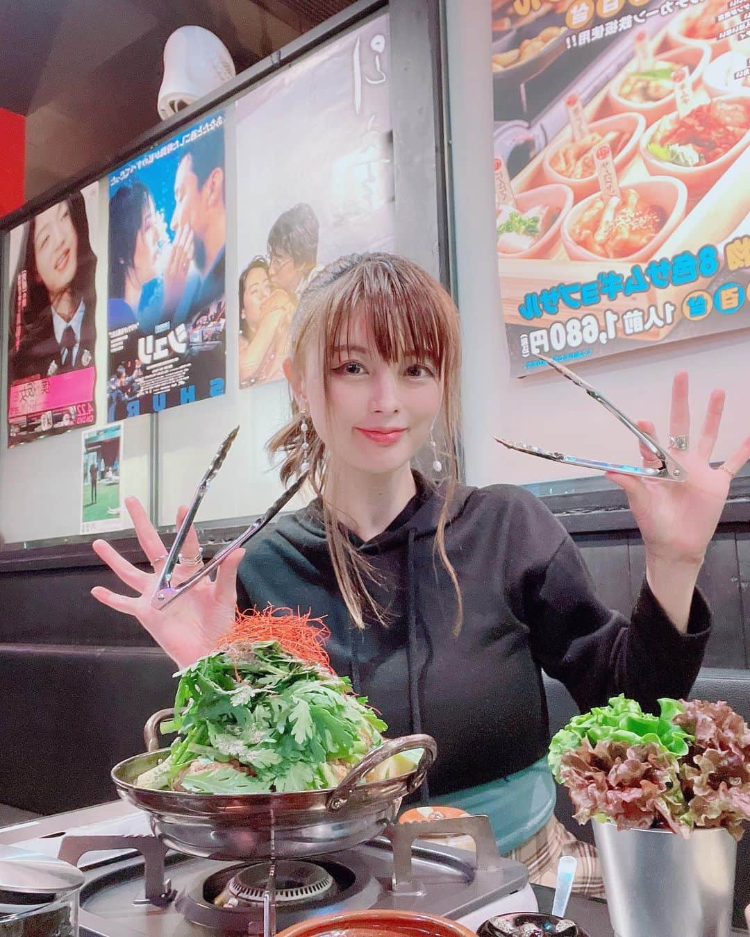 satomiさんのインスタグラム写真 - (satomiInstagram)「🍽🥩 🇰🇷  ・ 📍（@hamakanpoche_simbashi ） ・ 新橋にnew openした浜韓ポチャ🇰🇷平日なのに満席な人気店！ ・ ここ来たら絶対食べてほしいのは【8色サムギョプサル】🥩今なら888円で食べ放題です！！ ・  そのほかにもチーズボール、ヤンニョムチキンなど満腹限界まで食べました💕🤤 美味しくて安くて最高！また行く🍽 ・ 店内もまさに韓国の居酒屋❤︎韓流スターたくさん笑♡わたしの推しはイ・ドンウクさん💕誰か知ってるかな？笑　 ・ ご馳走様でした🙇‍♀️ ・ #浜韓ポチャ  #新橋グルメ  #新橋居酒屋  #新橋韓国料理  #韓国料理 #PR @hamakanpoche_simbashi 　  #韓国料理 #韓国グルメ  #韓国カフェ #新橋飲み  #新橋ディナー #サムギョプサル」12月11日 12時48分 - saatoomii47