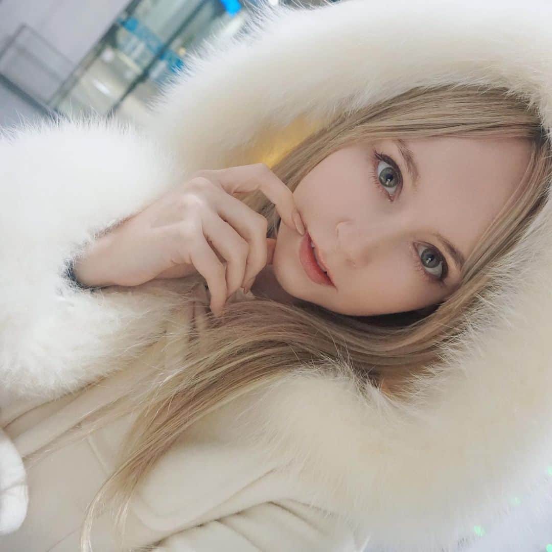 ジェマ・ルイーズのインスタグラム：「おはよう❄️」