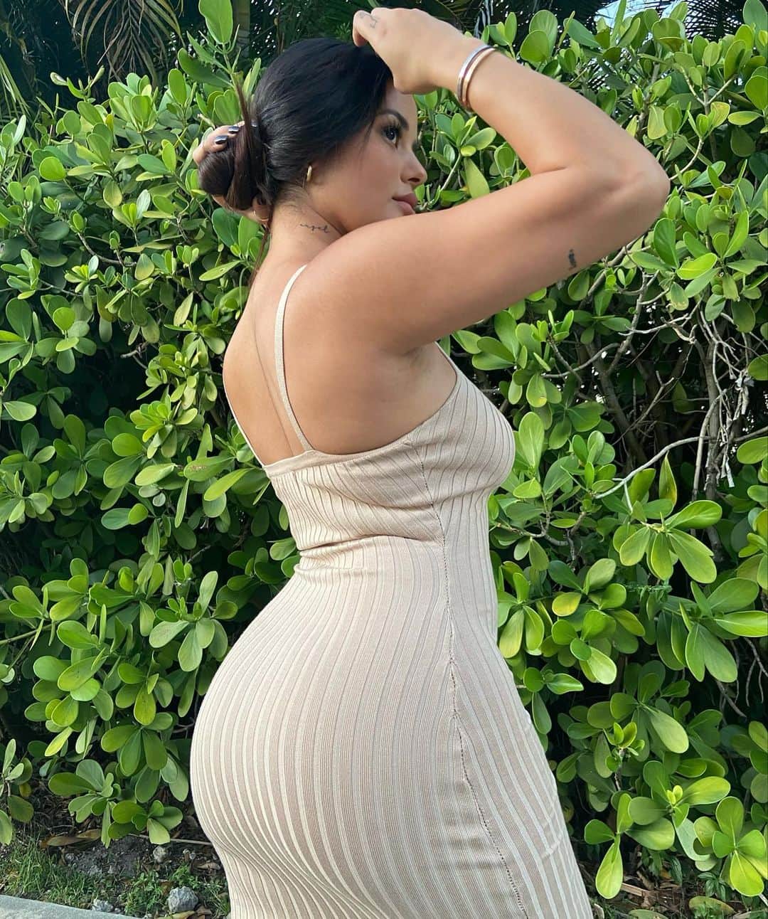 Katya Elise Henryさんのインスタグラム写真 - (Katya Elise HenryInstagram)「The reality of it all. Even the most fit girl, with the flattest tummy pre baby… still hasn’t “snapped back” yet. I wasn’t gonna post this because wellllll I look 3 months pregnant, & yeah, I’m insecure about it. No matter how hard I suck in, it doesn’t go away. My every day outfit consists of extremely tight high waisted lululemon leggings that hold my belly in, and a sports bra. That’s what I’m most comfortable in. But guess what? I’m just 3 months postpartum, after carrying and growing a baby for 40 weeks, this body right here created the most perfect human in the world, my daughter. 🤍I am hard on myself just like most of us women but every day I learn to give myself grace, and remember that I am so BLESSED.  - - @blessedprotein 10% off code: KATYA10」12月11日 8時45分 - katyaelisehenry