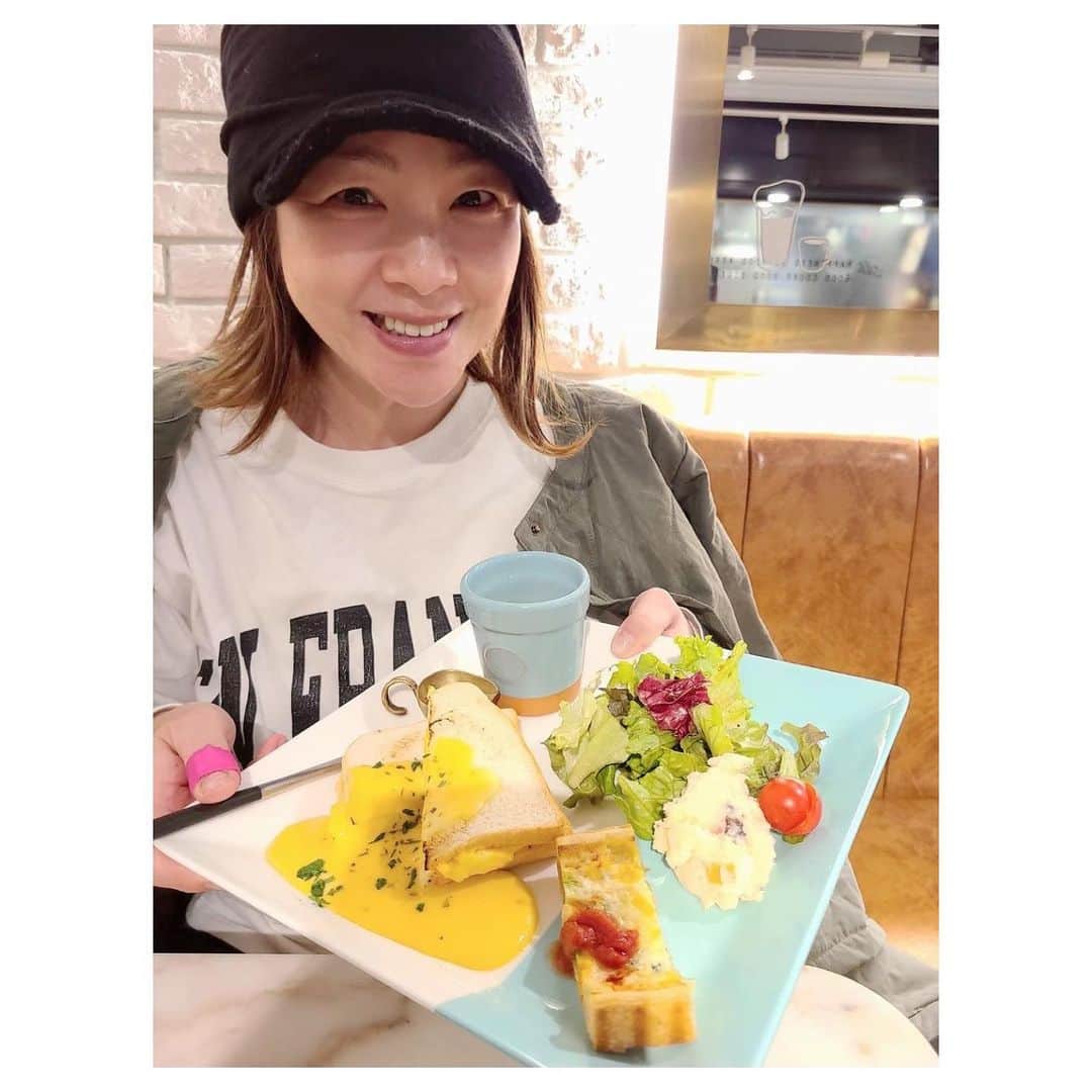 井上貴子のインスタグラム：「抗原検査陰性確認のあと 「ALE」でランチ  いつものパスタがなかったので パンにしてみましたー  美味しかったでーす  さてさてーー  LLPW-Xには「神取屋」という 通販サイトがございまして  そちらで歳末セールということで  明日12日のお昼の12時から 25日の23時59分まで 全品30%オフにさせて頂きます  どーぞこの機会に おせちもいいけどカレーもね^ ^  真冬だってTシャツは使えるし^ ^  cacatocacatの服もありますよー  Happyで^ ^  プロフィール画面に記載のURLより 通販サイト「神取屋」に飛べます^ ^  コロナ禍に携わる全てのお仕事の皆様 心から感謝しています 引き続き油断せずお気をつけてお過ごし下さいませ  #井上貴子  #LLPWX #ALE #神取屋歳末セール #全品30%off #女子プロレス #womensprowrestring #トイプードル #毎週火曜日YouTube更新 #https://www.youtube.com/c/takacoinoue  #cacatocacat #貴子ちゃんちゅーぶ #YouTubeはじめました #チャンネル登録お願い致します #LLPWX通販サイト神取屋 #感謝 #STOPCOVID19」