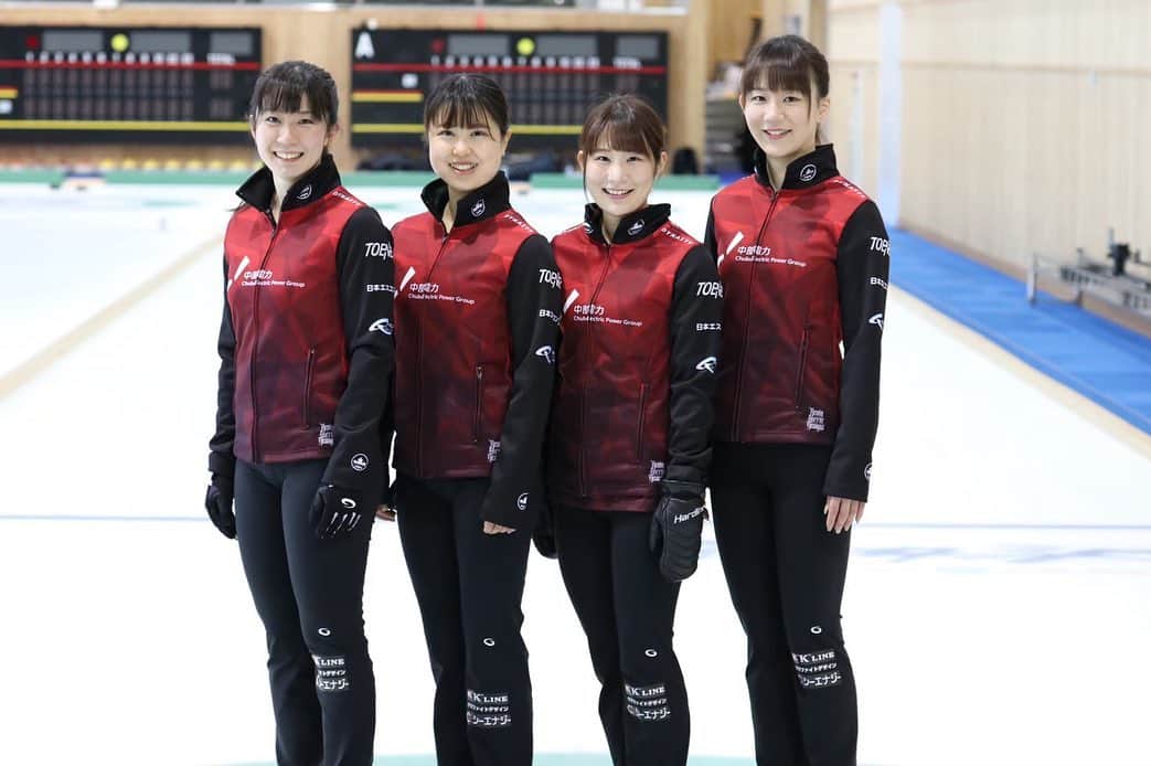 北澤育恵のインスタグラム：「みなさまお久しぶりです！ 昨日から世界選手権代表選考会始まりました🥌 今回は千秋ねーさんが不在で新しいオーダーですが、このメンバーで今回は頑張ります👩‍👩‍👧‍👦 常呂カーリング倶楽部こYouTubeで配信があるので、是非みなさん応援よろしくお願いします👯‍♀️ #カーリング #curling #instagood #世界選手権代表選考会」