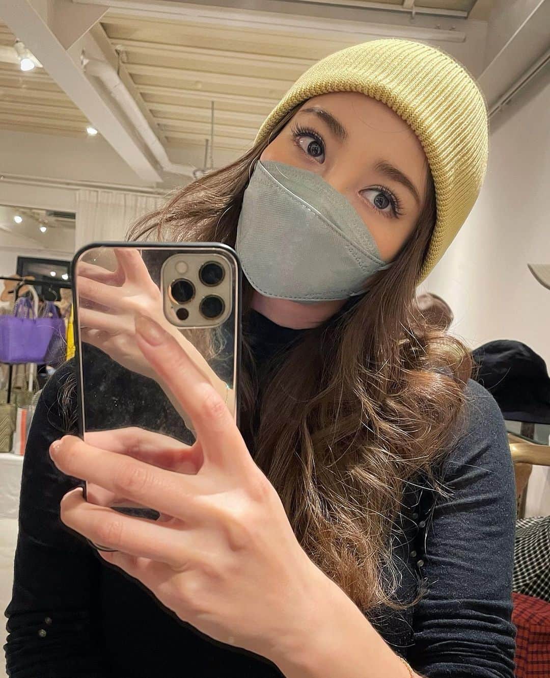 里海のインスタグラム：「. . @marihoja 👒で 大人ステキなハットやニット帽を 見てきました✨ このニット帽は、どんな頭や顔のタイプの人でも上手く被りこなせますよ🥰  オススメです🥰  どちらのカラーにするか迷ってます😙 どっちがいいかなぁー？🤔  大きな声では言えないですけど、 テテっぽいイメージで😛 でも私はジンくんのファン😁😁 へへへ😝  まつ毛は @lovecurl.eyelash です✨ ずーっとお世話になってます✨」