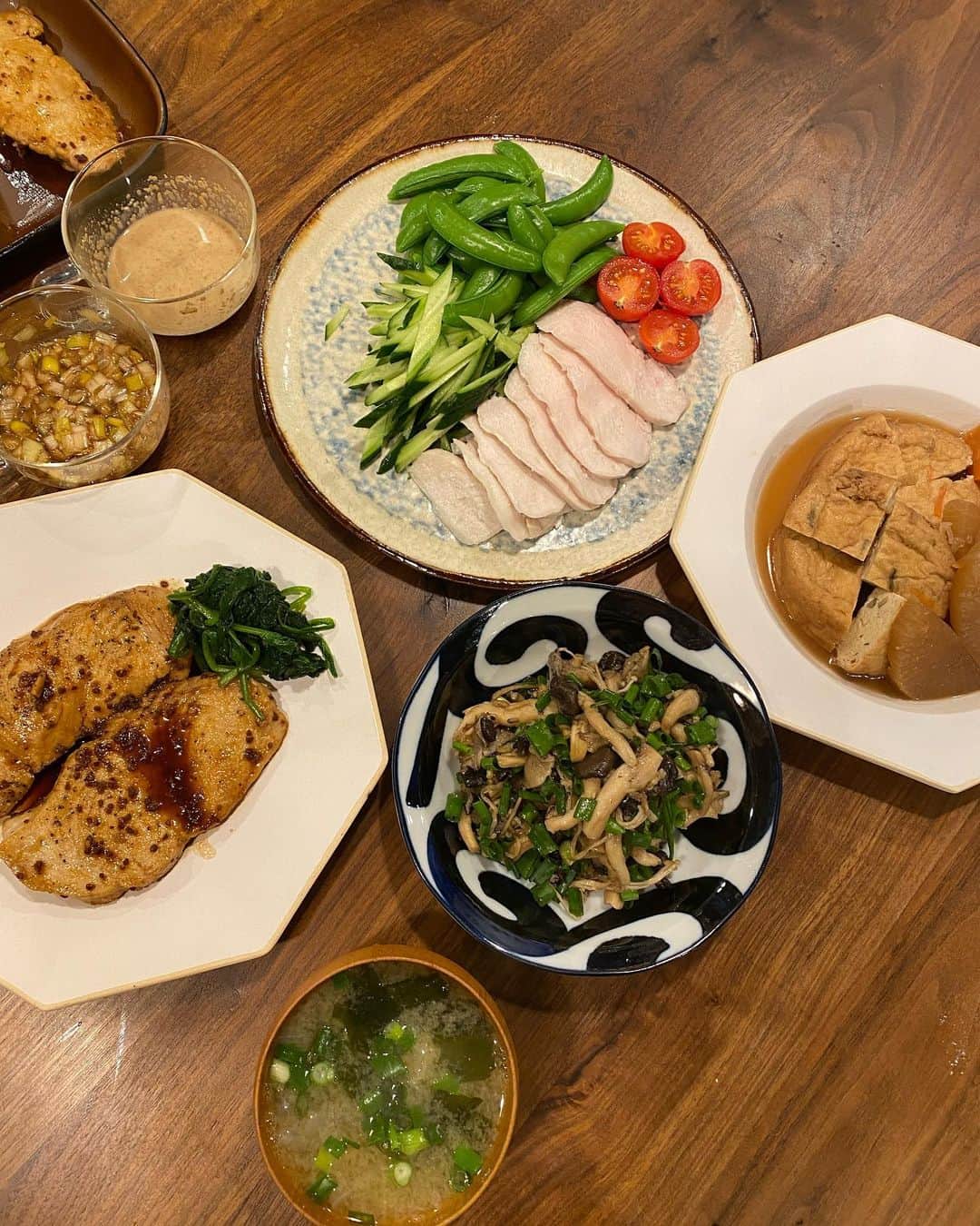 のインスタグラム：「玲子飯。 鶏胸肉のハムネギソースと胡麻ソース、意外と子供に人気だったのは野菜入りがんも。 タラのソテーガーリックソース、 キノコソテー、お味噌汁。 簡単なものばかり笑笑  #玲子飯 #鶏むねハム #野菜がんも煮 #タラソテー #きのこのソテー #ねばねばお味噌汁」