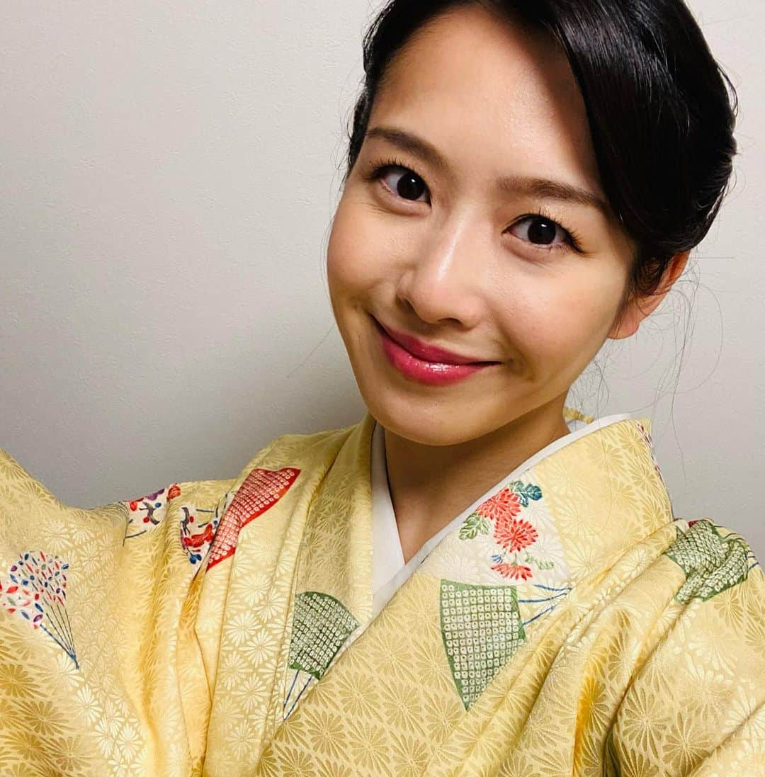 玉木碧さんのインスタグラム写真 - (玉木碧Instagram)「茶道の講師資格（正引次）賜りました！  と言っても一年前にいただいていたのですが、受け取りそびれていて手元に来たのがつい先日😂  13歳から習い始め、お教室で教える事ができるまでになりました！  とは言えまだまだ未熟なので難しいお稽古と向き合っている最中です🙄  次はついに茶名！  先生も来年100歳を迎えられるので、コロナ収まっていたら盛大にお祝いしたいです🥺  着物は先日姉弟子から頂いたもの！ 華やかでとても可愛い🥰ありがたいです😭✨  #茶道  #着物 #着付け #習い事 #趣味 #teaceremony  #お茶 #抹茶 #裏千家 #セントフォース #フリーアナウンサー #玉木碧」12月11日 21時57分 - tamaki_aoi.official