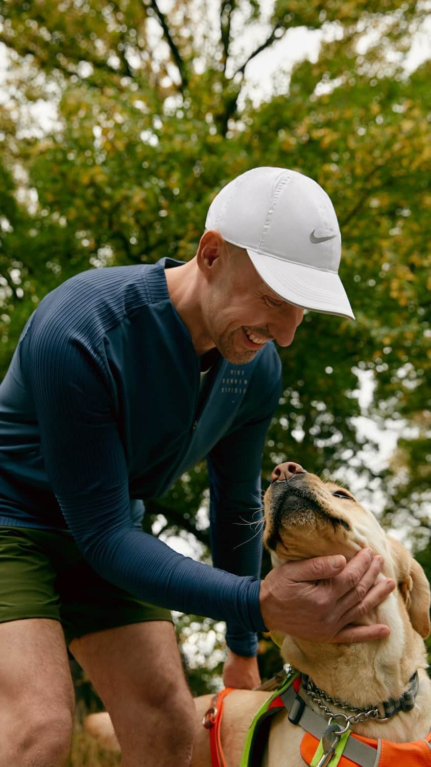 NikeNYCのインスタグラム：「Meet Thomas Panek. Along with the help of a few very dedicated guide dogs, he’s the first blind runner to run a half marathon in New York solo.  “I feel New York,” says Thomas. “I don’t see it” —Thomas uses echolocation to guide him. During every run, the city comes alive in the form of smell and sound, allowing him to experience running in NYC unlike anyone else.   Download the Nike Run Club app and share your own run story.  🖌 @lucasbrooking & @buck_design 🎬 @byt.nyc   Video Description: Thomas, wearing a hat and running clothes, runs with his Labrador Retriever, Blaze, in New York City, and describes all the sights and smells around him.」